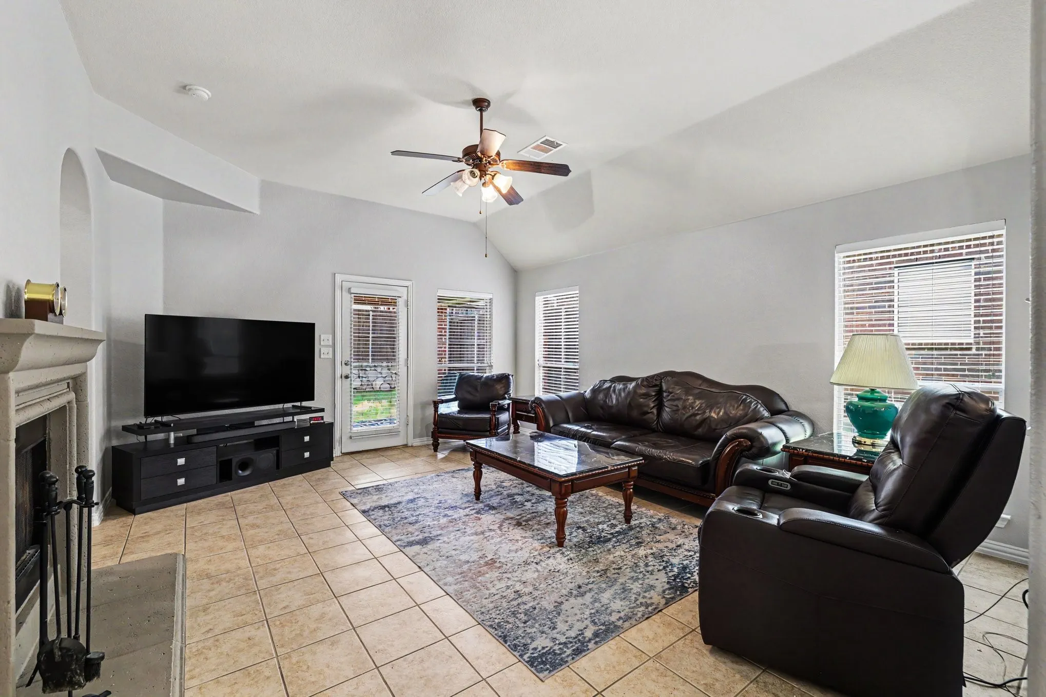 Single Family Residence For Sale in Denton County , 8586 Robertson Drive, Frisco, Texas 75036, 3 Bedroom, 2 Bathroom, 2 Garage spaces, 2,019 Sqft, built in 2005, mls#21310103, Real Estate Agent in Frisco, Homes For Sale in Denton county, Homes For Sale in Frisco, Realtor in Frisco Texas, Real Estate Brokerage Independent Realty Texas, Luminita Cordes Realtor