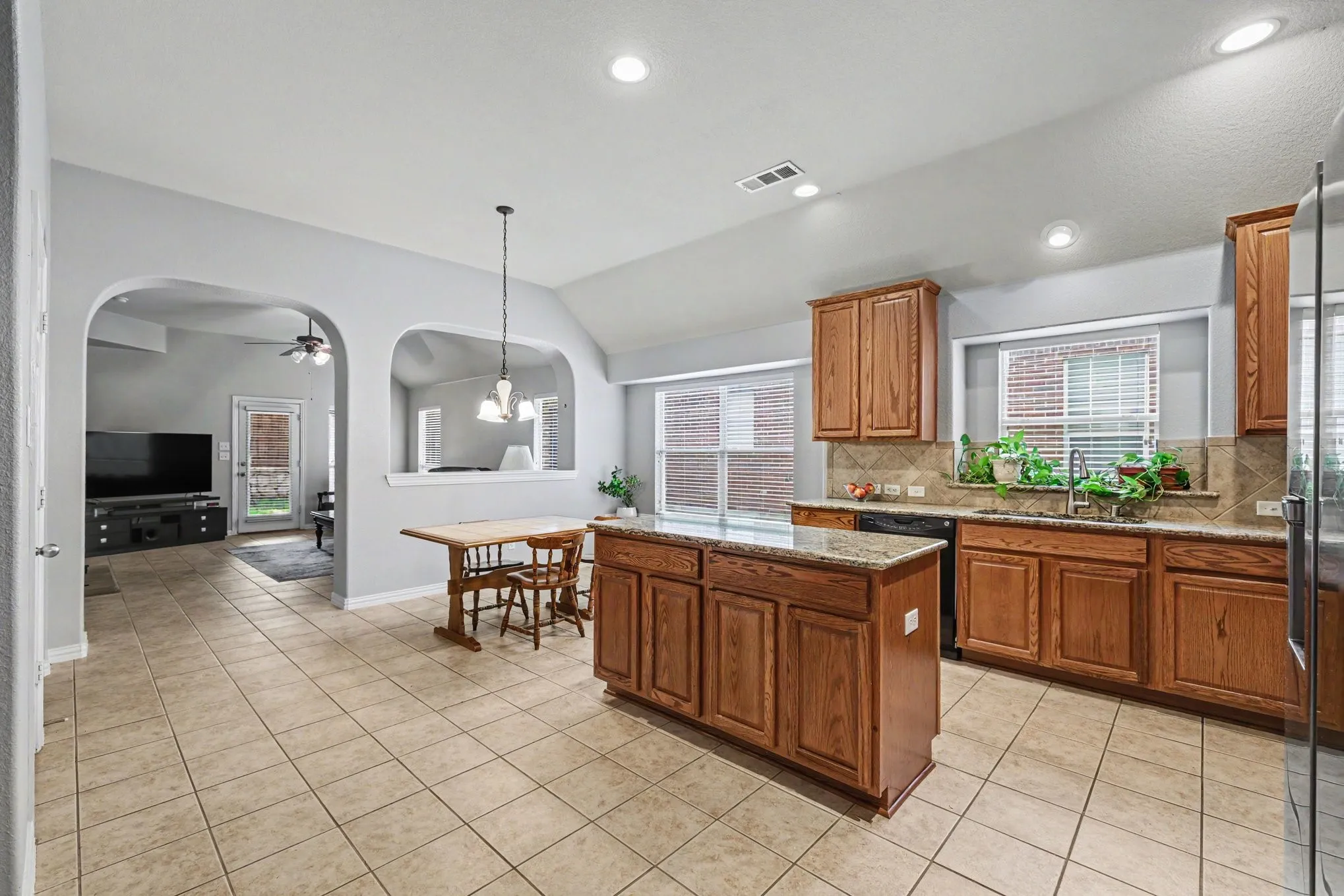 Single Family Residence For Sale in Denton County , 8586 Robertson Drive, Frisco, Texas 75036, 3 Bedroom, 2 Bathroom, 2 Garage spaces, 2,019 Sqft, built in 2005, mls#21310103, Real Estate Agent in Frisco, Homes For Sale in Denton county, Homes For Sale in Frisco, Realtor in Frisco Texas, Real Estate Brokerage Independent Realty Texas, Luminita Cordes Realtor