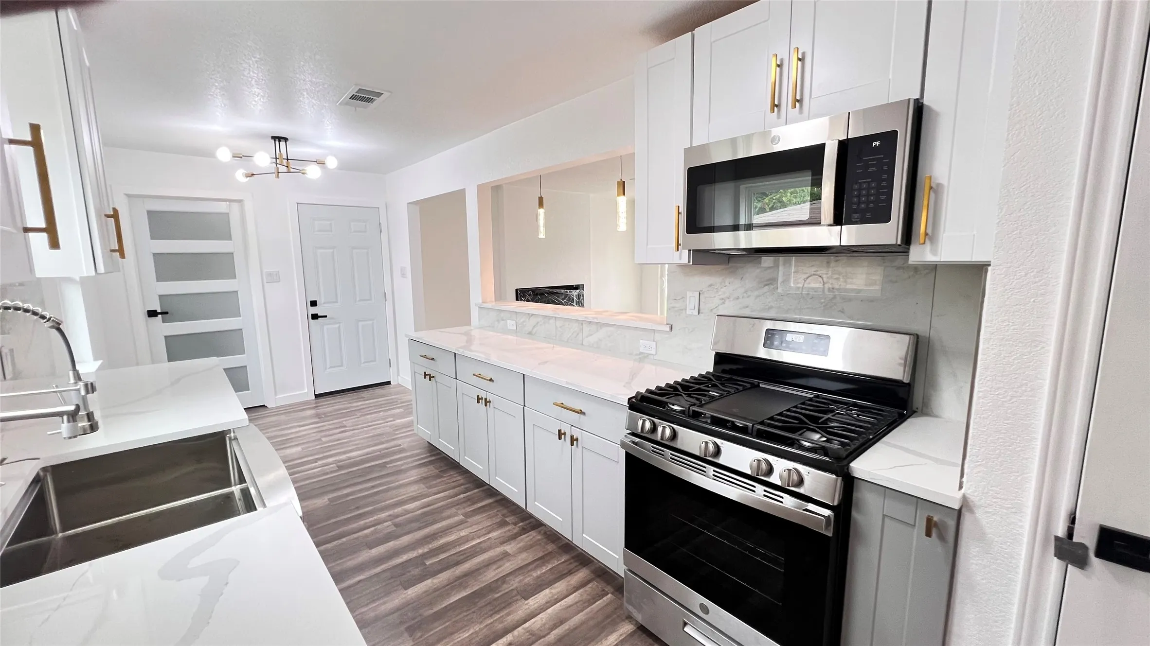 Single Family Residence For Sale in Dallas County , 1711 Heather Glen Drive, Dallas, Texas 75232, 3 Bedroom, 3 Bathroom, 2 Garage spaces, 1,578 Sqft, built in 1963, mls#21308454, Real Estate Agent in Dallas, Homes For Sale in Dallas county, Homes For Sale in Dallas, Realtor in Dallas Texas, Real Estate Brokerage Independent Realty Texas, Luminita Cordes Realtor