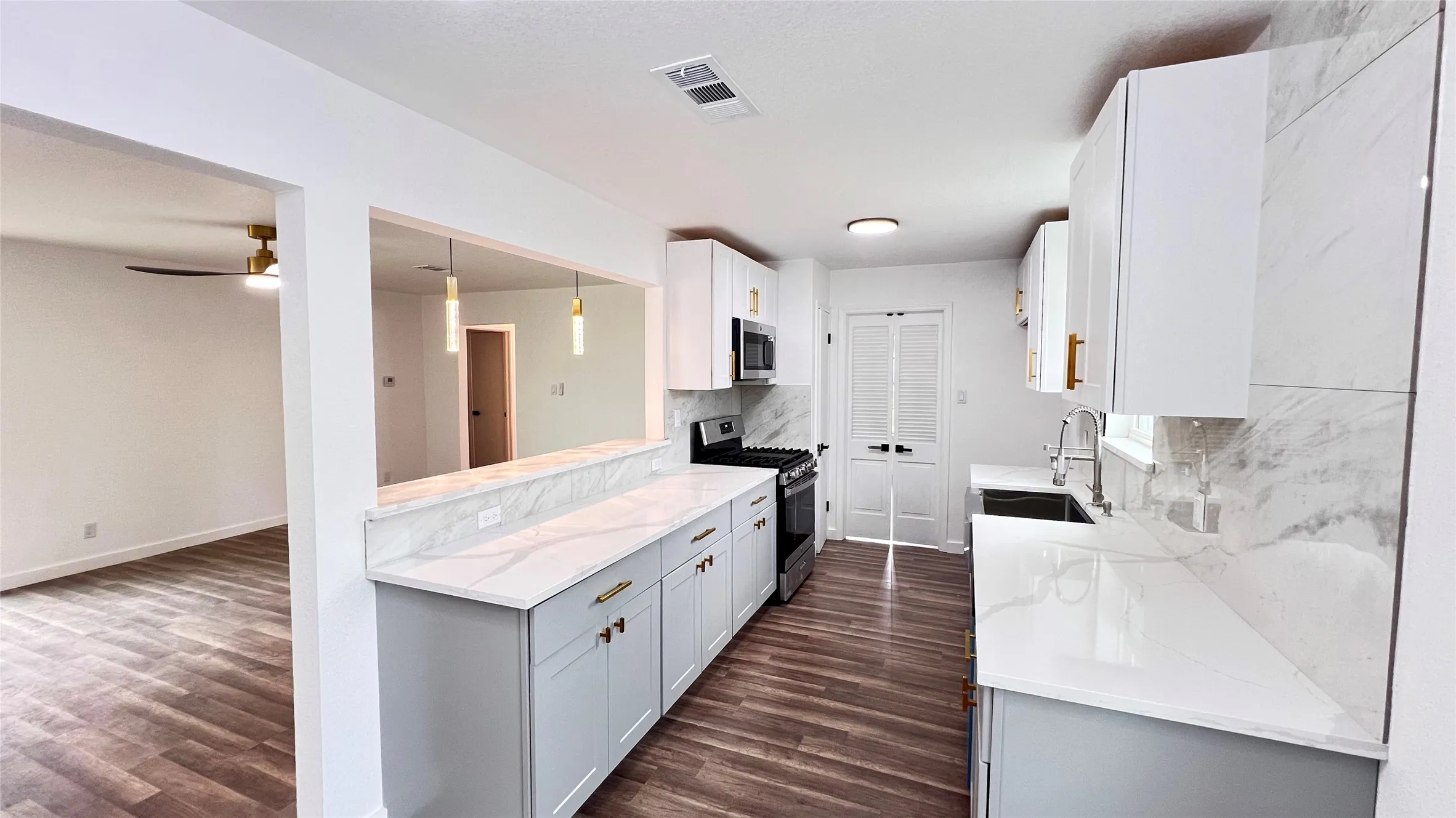 Single Family Residence For Sale in Dallas County , 1711 Heather Glen Drive, Dallas, Texas 75232, 3 Bedroom, 3 Bathroom, 2 Garage spaces, 1,578 Sqft, built in 1963, mls#21308454, Real Estate Agent in Dallas, Homes For Sale in Dallas county, Homes For Sale in Dallas, Realtor in Dallas Texas, Real Estate Brokerage Independent Realty Texas, Luminita Cordes Realtor
