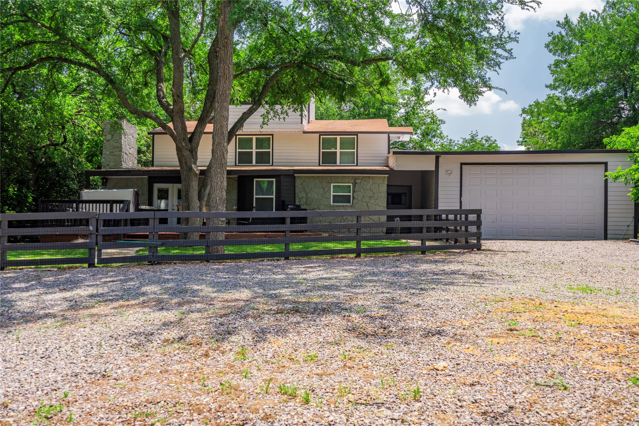 Single Family Residence For Sale in Grayson County , 347 Quail Creek Circle, Pottsboro, Texas 75076, 4 Bedroom, 3 Bathroom, 6 Garage spaces, 3,063 Sqft, built in 1983, mls#21311826, Real Estate Agent in Pottsboro, Homes For Sale in Grayson county, Homes For Sale in Pottsboro, Realtor in Pottsboro Texas, Real Estate Brokerage Independent Realty Texas, Luminita Cordes Realtor
