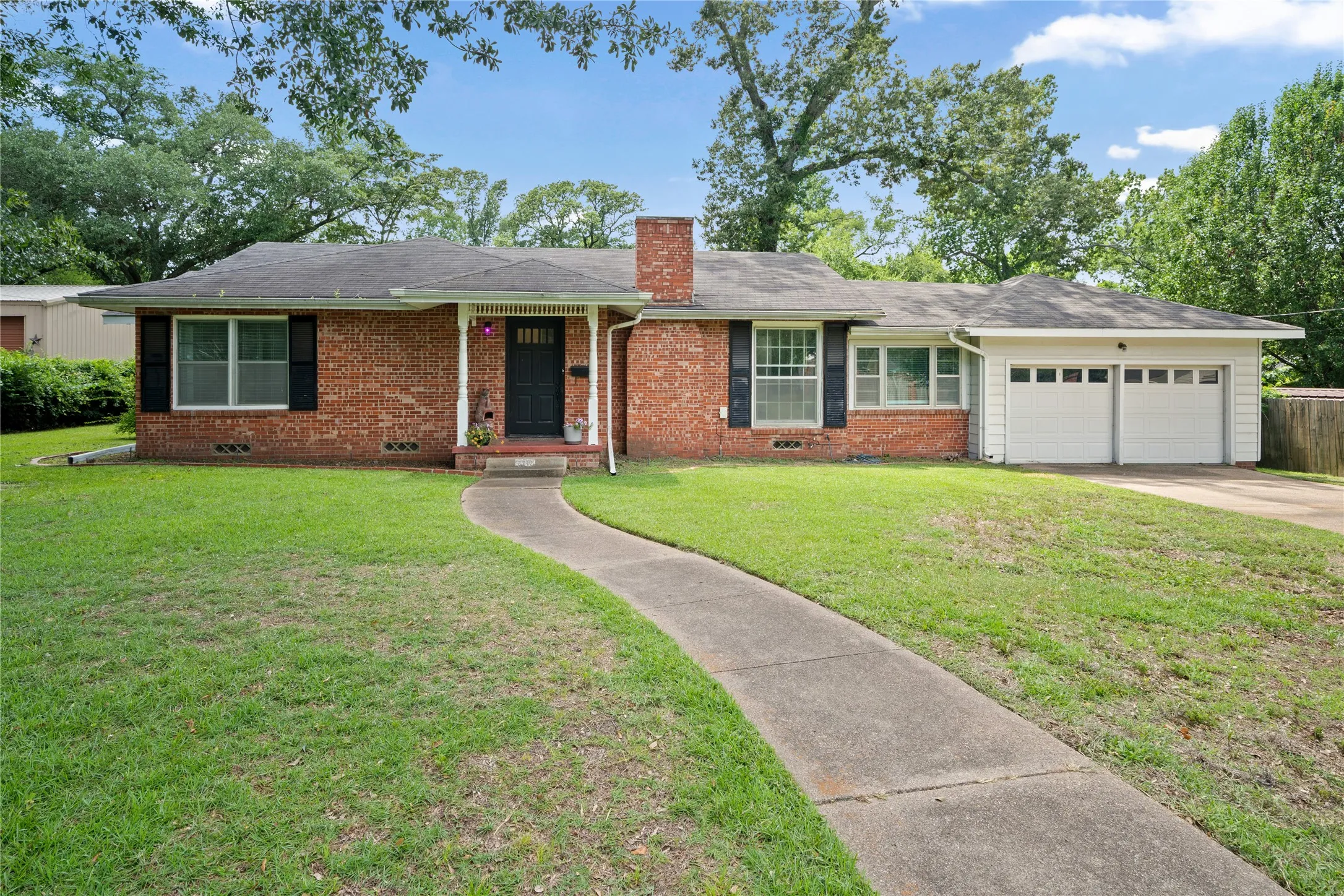 Single Family Residence For Sale in Smith County , 2717 Crestview Street, Tyler, Texas 75701, 3 Bedroom, 2 Bathroom, 2 Garage spaces, 1,725 Sqft, built in 1949, mls#21311480, Real Estate Agent in Tyler, Homes For Sale in Smith county, Homes For Sale in Tyler, Realtor in Tyler Texas, Real Estate Brokerage Independent Realty Texas, Luminita Cordes Realtor