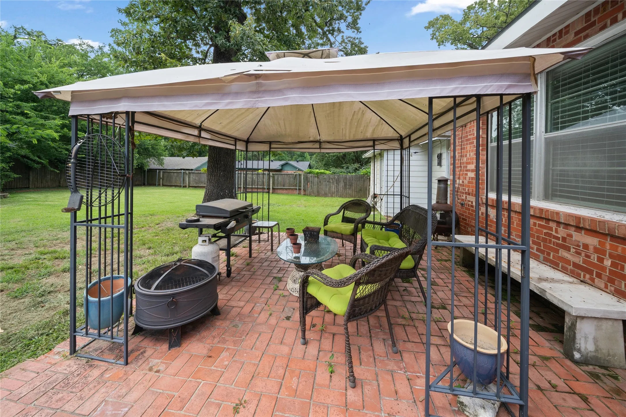 Single Family Residence For Sale in Smith County , 2717 Crestview Street, Tyler, Texas 75701, 3 Bedroom, 2 Bathroom, 2 Garage spaces, 1,725 Sqft, built in 1949, mls#21311480, Real Estate Agent in Tyler, Homes For Sale in Smith county, Homes For Sale in Tyler, Realtor in Tyler Texas, Real Estate Brokerage Independent Realty Texas, Luminita Cordes Realtor
