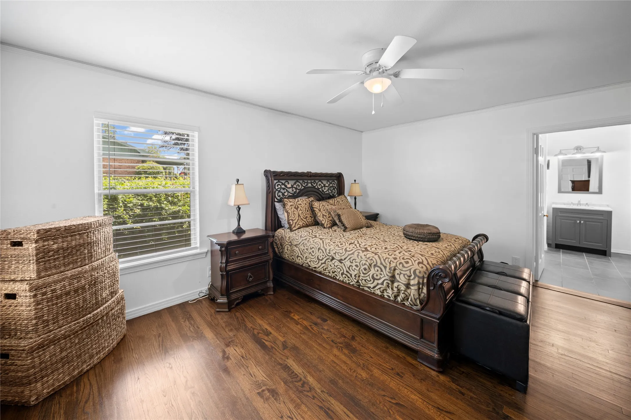Single Family Residence For Sale in Smith County , 2717 Crestview Street, Tyler, Texas 75701, 3 Bedroom, 2 Bathroom, 2 Garage spaces, 1,725 Sqft, built in 1949, mls#21311480, Real Estate Agent in Tyler, Homes For Sale in Smith county, Homes For Sale in Tyler, Realtor in Tyler Texas, Real Estate Brokerage Independent Realty Texas, Luminita Cordes Realtor
