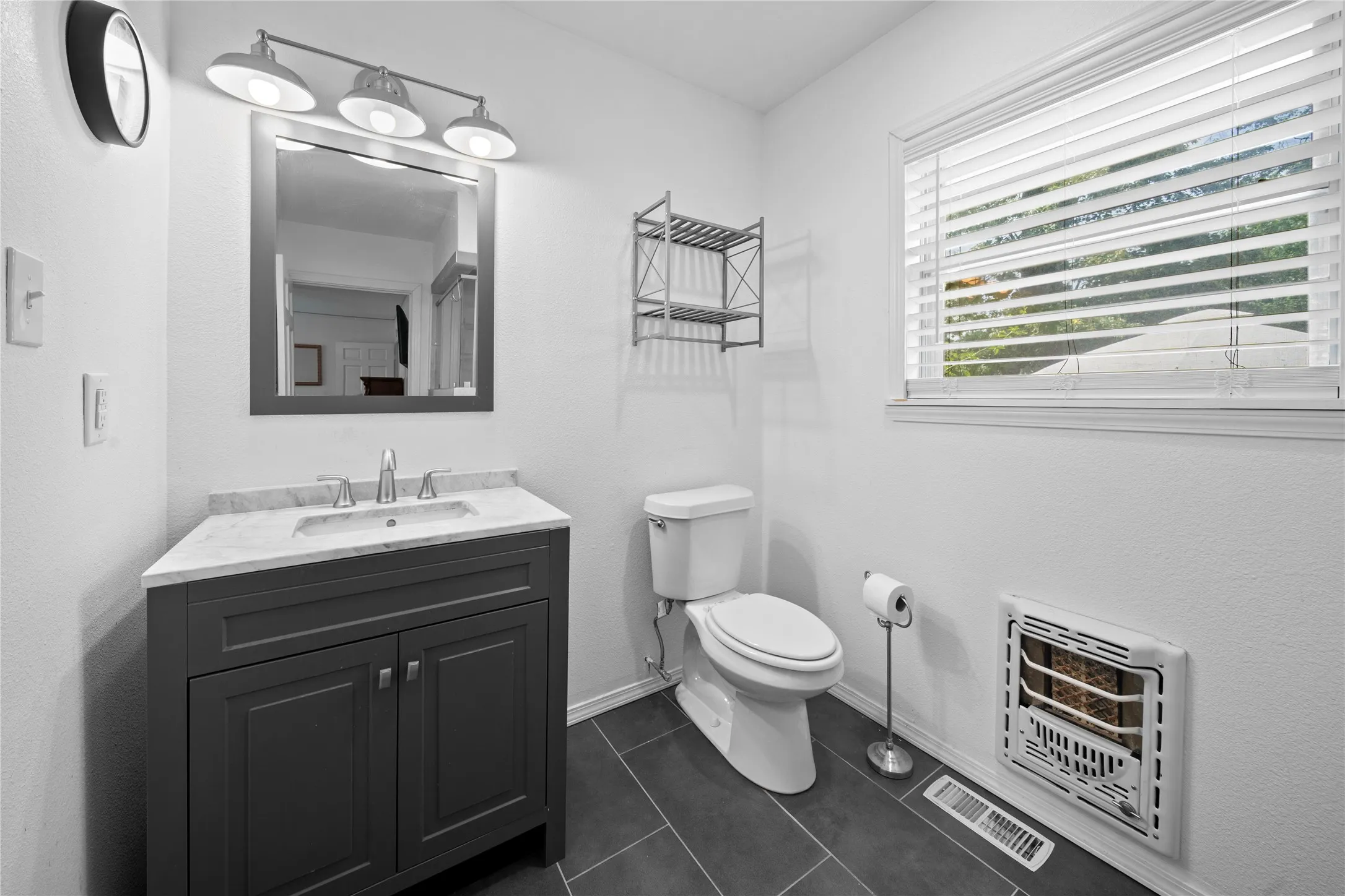 Single Family Residence For Sale in Smith County , 2717 Crestview Street, Tyler, Texas 75701, 3 Bedroom, 2 Bathroom, 2 Garage spaces, 1,725 Sqft, built in 1949, mls#21311480, Real Estate Agent in Tyler, Homes For Sale in Smith county, Homes For Sale in Tyler, Realtor in Tyler Texas, Real Estate Brokerage Independent Realty Texas, Luminita Cordes Realtor