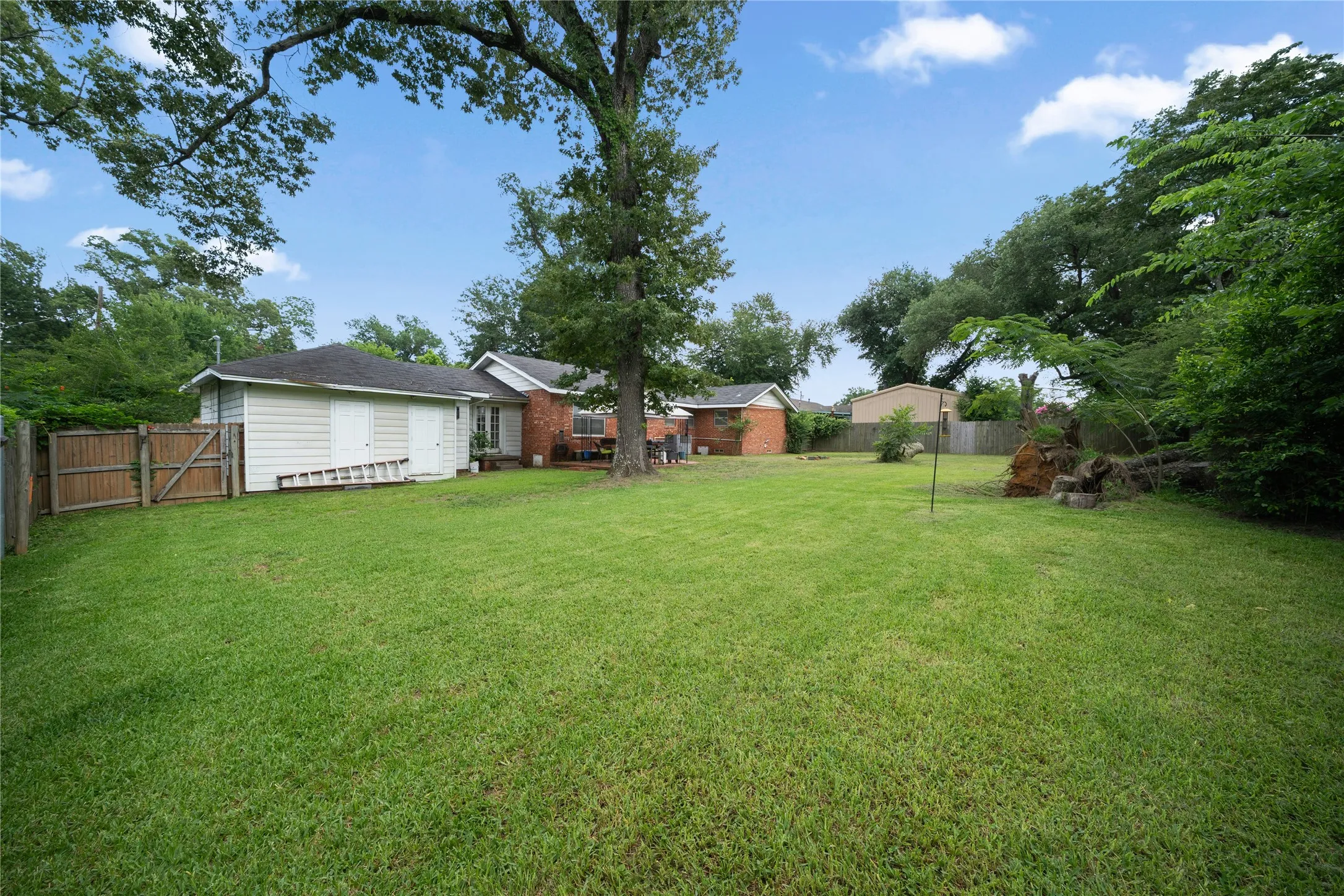 Single Family Residence For Sale in Smith County , 2717 Crestview Street, Tyler, Texas 75701, 3 Bedroom, 2 Bathroom, 2 Garage spaces, 1,725 Sqft, built in 1949, mls#21311480, Real Estate Agent in Tyler, Homes For Sale in Smith county, Homes For Sale in Tyler, Realtor in Tyler Texas, Real Estate Brokerage Independent Realty Texas, Luminita Cordes Realtor
