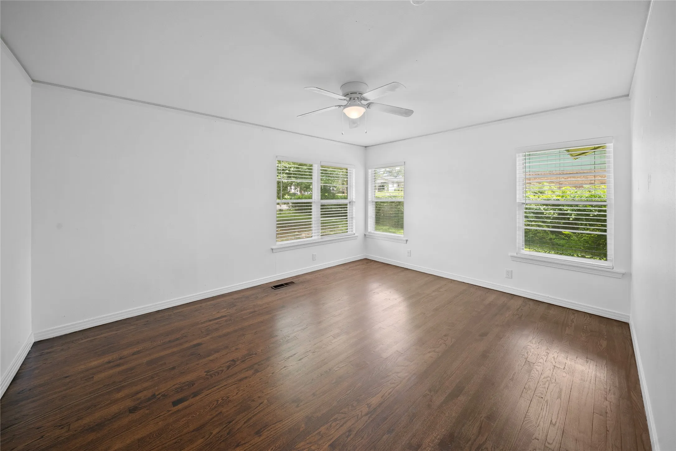 Single Family Residence For Sale in Smith County , 2717 Crestview Street, Tyler, Texas 75701, 3 Bedroom, 2 Bathroom, 2 Garage spaces, 1,725 Sqft, built in 1949, mls#21311480, Real Estate Agent in Tyler, Homes For Sale in Smith county, Homes For Sale in Tyler, Realtor in Tyler Texas, Real Estate Brokerage Independent Realty Texas, Luminita Cordes Realtor
