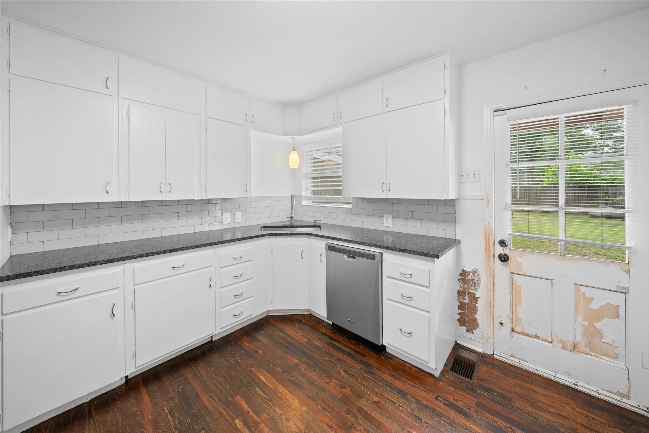 Single Family Residence For Sale in Smith County , 2717 Crestview Street, Tyler, Texas 75701, 3 Bedroom, 2 Bathroom, 2 Garage spaces, 1,725 Sqft, built in 1949, mls#21311480, Real Estate Agent in Tyler, Homes For Sale in Smith county, Homes For Sale in Tyler, Realtor in Tyler Texas, Real Estate Brokerage Independent Realty Texas, Luminita Cordes Realtor