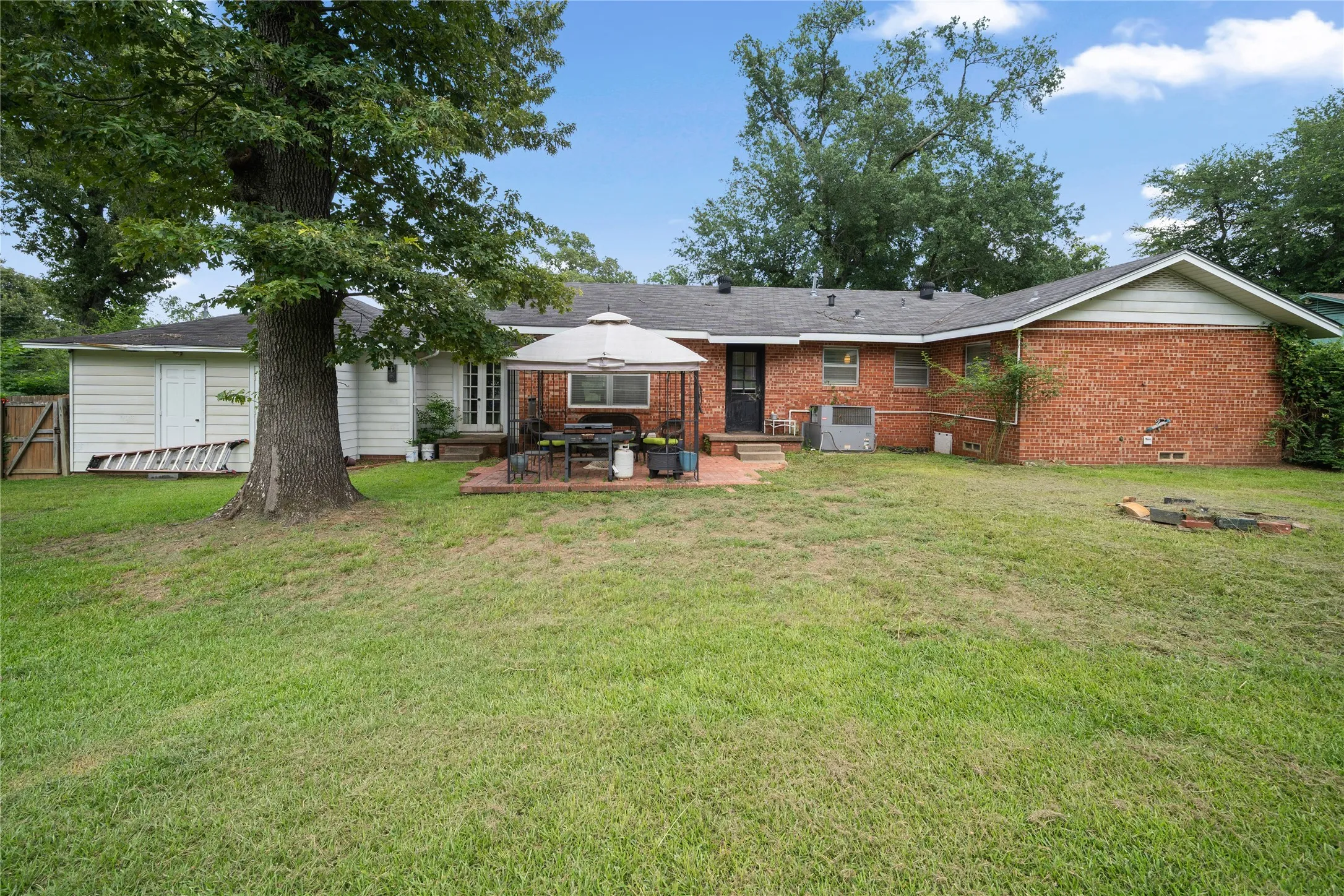 Single Family Residence For Sale in Smith County , 2717 Crestview Street, Tyler, Texas 75701, 3 Bedroom, 2 Bathroom, 2 Garage spaces, 1,725 Sqft, built in 1949, mls#21311480, Real Estate Agent in Tyler, Homes For Sale in Smith county, Homes For Sale in Tyler, Realtor in Tyler Texas, Real Estate Brokerage Independent Realty Texas, Luminita Cordes Realtor