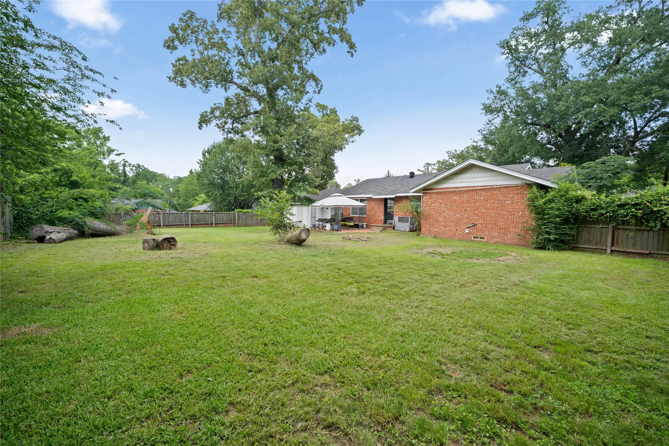 Single Family Residence For Sale in Smith County , 2717 Crestview Street, Tyler, Texas 75701, 3 Bedroom, 2 Bathroom, 2 Garage spaces, 1,725 Sqft, built in 1949, mls#21311480, Real Estate Agent in Tyler, Homes For Sale in Smith county, Homes For Sale in Tyler, Realtor in Tyler Texas, Real Estate Brokerage Independent Realty Texas, Luminita Cordes Realtor