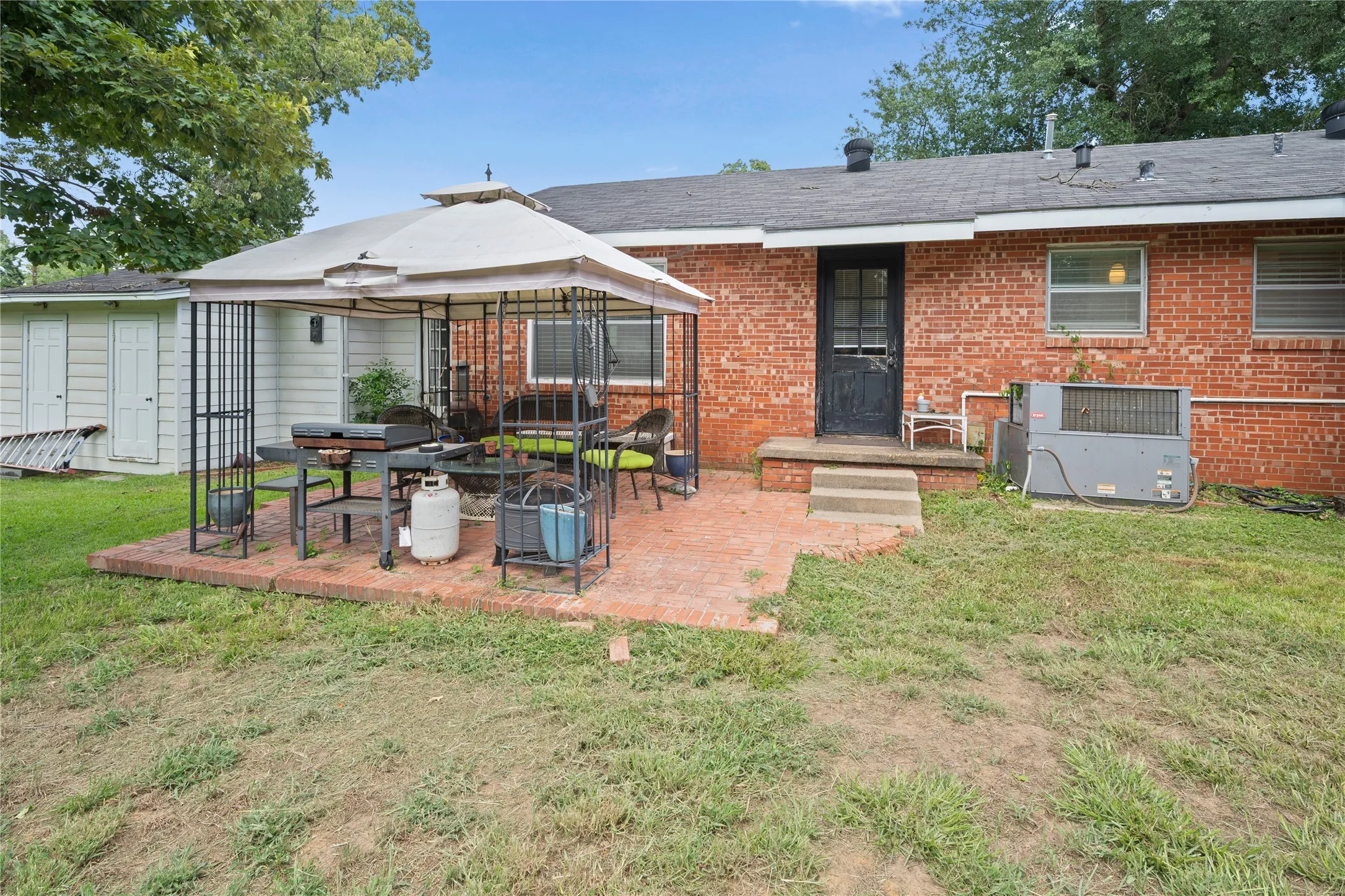 Single Family Residence For Sale in Smith County , 2717 Crestview Street, Tyler, Texas 75701, 3 Bedroom, 2 Bathroom, 2 Garage spaces, 1,725 Sqft, built in 1949, mls#21311480, Real Estate Agent in Tyler, Homes For Sale in Smith county, Homes For Sale in Tyler, Realtor in Tyler Texas, Real Estate Brokerage Independent Realty Texas, Luminita Cordes Realtor