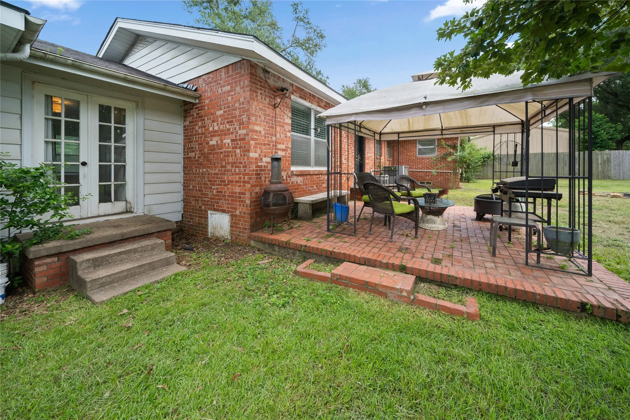 Single Family Residence For Sale in Smith County , 2717 Crestview Street, Tyler, Texas 75701, 3 Bedroom, 2 Bathroom, 2 Garage spaces, 1,725 Sqft, built in 1949, mls#21311480, Real Estate Agent in Tyler, Homes For Sale in Smith county, Homes For Sale in Tyler, Realtor in Tyler Texas, Real Estate Brokerage Independent Realty Texas, Luminita Cordes Realtor