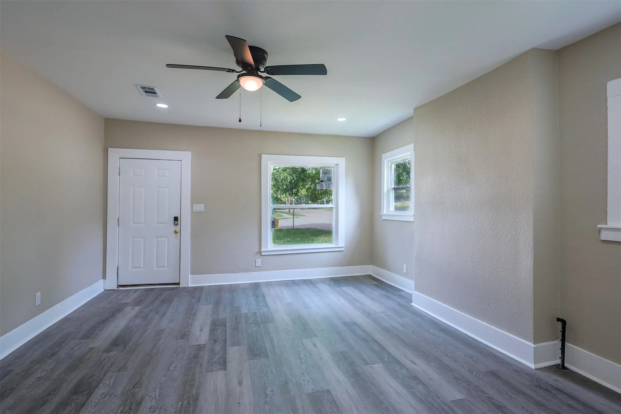Single Family Residence For Sale in Tarrant County , 3101 Erie Street, Fort Worth, Texas 76112, 3 Bedroom, 1 Bathroom, Garage spaces, 1,178 Sqft, built in 1924, mls#21311839, Real Estate Agent in Fort Worth, Homes For Sale in Tarrant county, Homes For Sale in Fort Worth, Realtor in Fort Worth Texas, Real Estate Brokerage Independent Realty Texas, Luminita Cordes Realtor