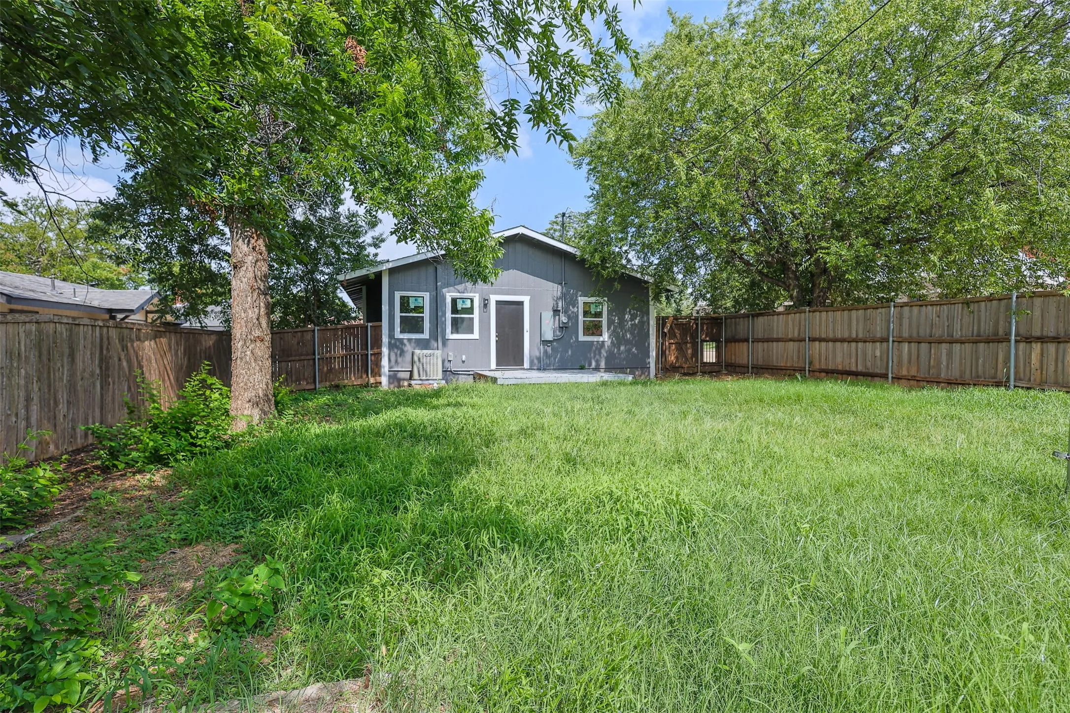 Single Family Residence For Sale in Tarrant County , 3101 Erie Street, Fort Worth, Texas 76112, 3 Bedroom, 1 Bathroom, Garage spaces, 1,178 Sqft, built in 1924, mls#21311839, Real Estate Agent in Fort Worth, Homes For Sale in Tarrant county, Homes For Sale in Fort Worth, Realtor in Fort Worth Texas, Real Estate Brokerage Independent Realty Texas, Luminita Cordes Realtor