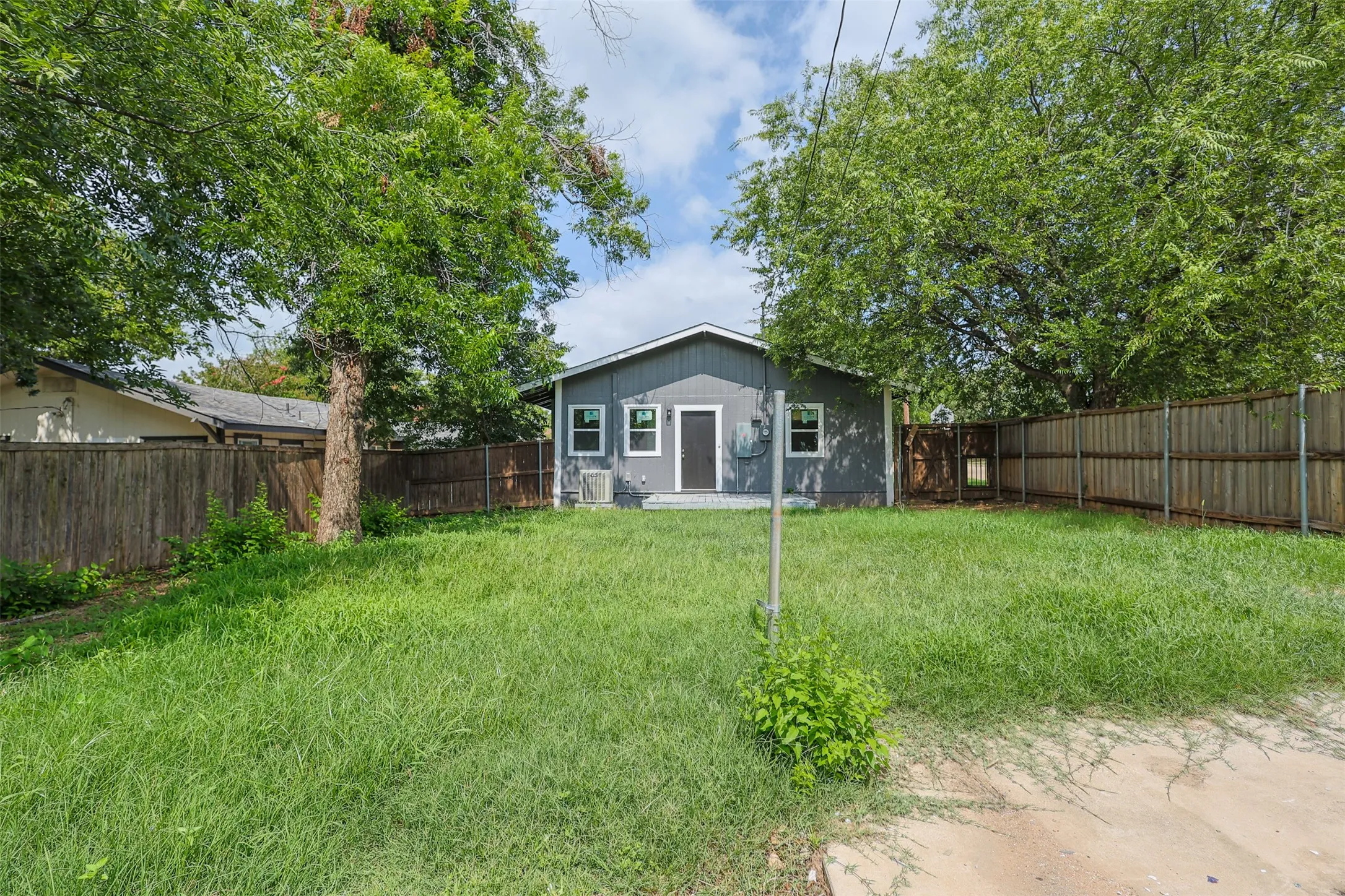 Single Family Residence For Sale in Tarrant County , 3101 Erie Street, Fort Worth, Texas 76112, 3 Bedroom, 1 Bathroom, Garage spaces, 1,178 Sqft, built in 1924, mls#21311839, Real Estate Agent in Fort Worth, Homes For Sale in Tarrant county, Homes For Sale in Fort Worth, Realtor in Fort Worth Texas, Real Estate Brokerage Independent Realty Texas, Luminita Cordes Realtor
