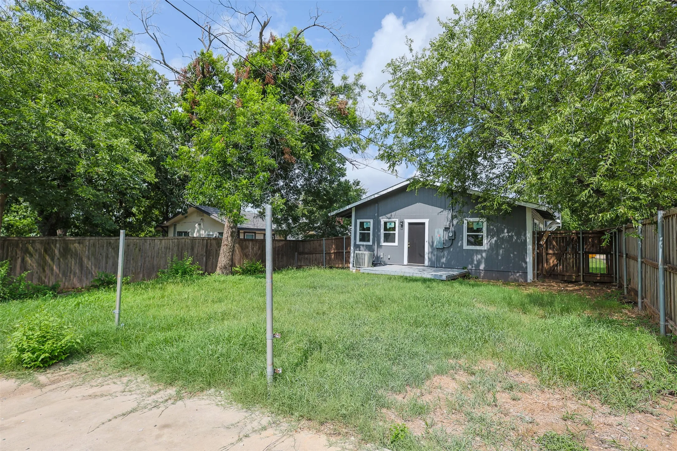 Single Family Residence For Sale in Tarrant County , 3101 Erie Street, Fort Worth, Texas 76112, 3 Bedroom, 1 Bathroom, Garage spaces, 1,178 Sqft, built in 1924, mls#21311839, Real Estate Agent in Fort Worth, Homes For Sale in Tarrant county, Homes For Sale in Fort Worth, Realtor in Fort Worth Texas, Real Estate Brokerage Independent Realty Texas, Luminita Cordes Realtor