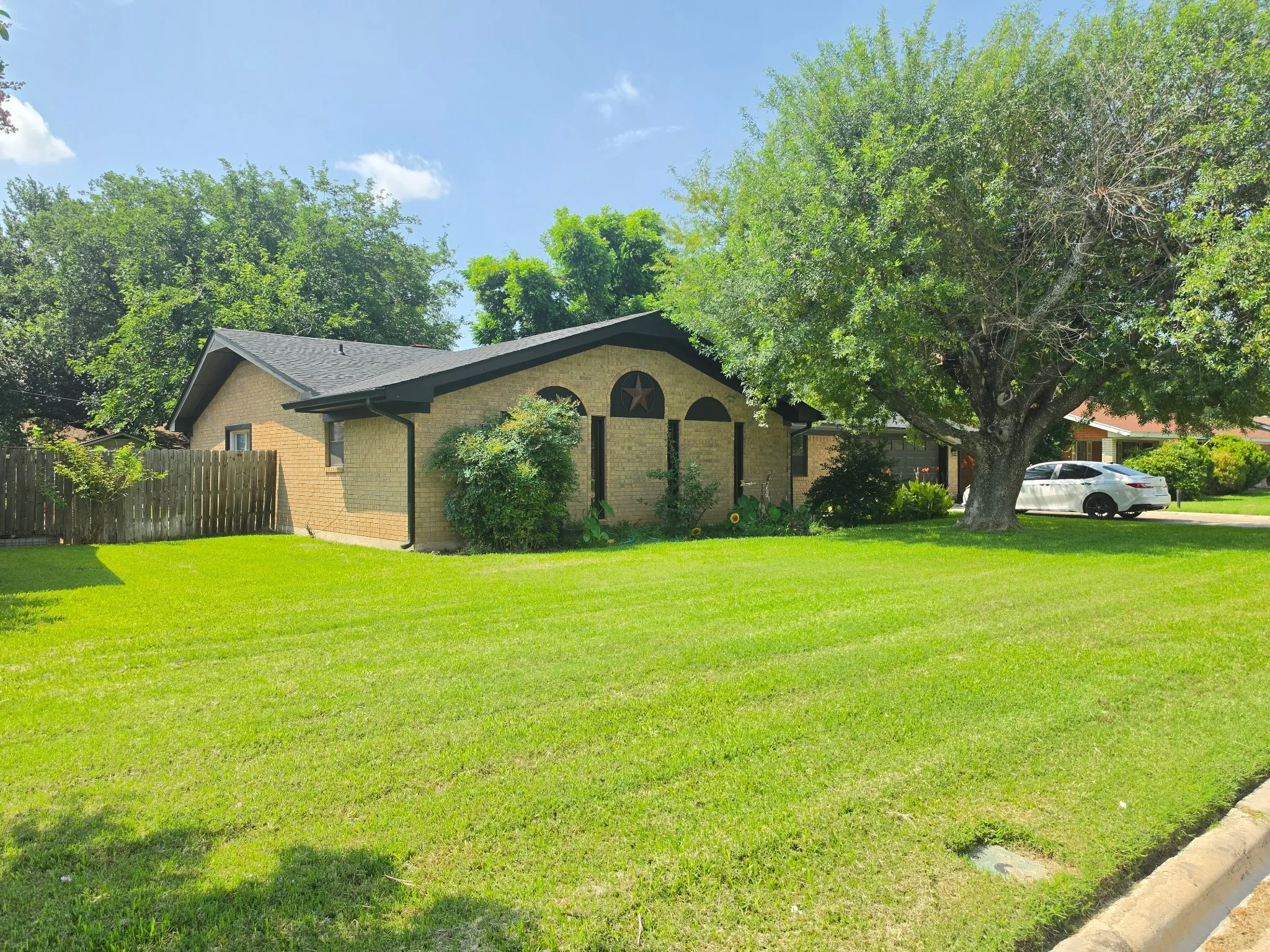 Single Family Residence For Sale in Brown County , 2404 Monticello Street, Brownwood, Texas 76801, 3 Bedroom, 3 Bathroom, 2 Garage spaces, 2,499 Sqft, built in 1973, mls#21311851, Real Estate Agent in Brownwood, Homes For Sale in Brown county, Homes For Sale in Brownwood, Realtor in Brownwood Texas, Real Estate Brokerage Independent Realty Texas, Luminita Cordes Realtor