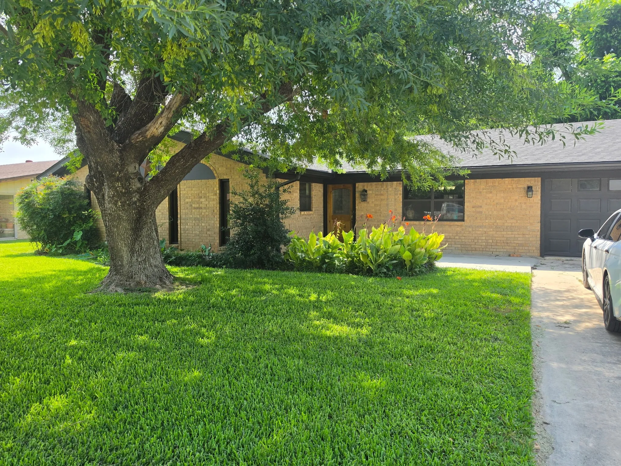 Single Family Residence For Sale in Brown County , 2404 Monticello Street, Brownwood, Texas 76801, 3 Bedroom, 3 Bathroom, 2 Garage spaces, 2,499 Sqft, built in 1973, mls#21311851, Real Estate Agent in Brownwood, Homes For Sale in Brown county, Homes For Sale in Brownwood, Realtor in Brownwood Texas, Real Estate Brokerage Independent Realty Texas, Luminita Cordes Realtor