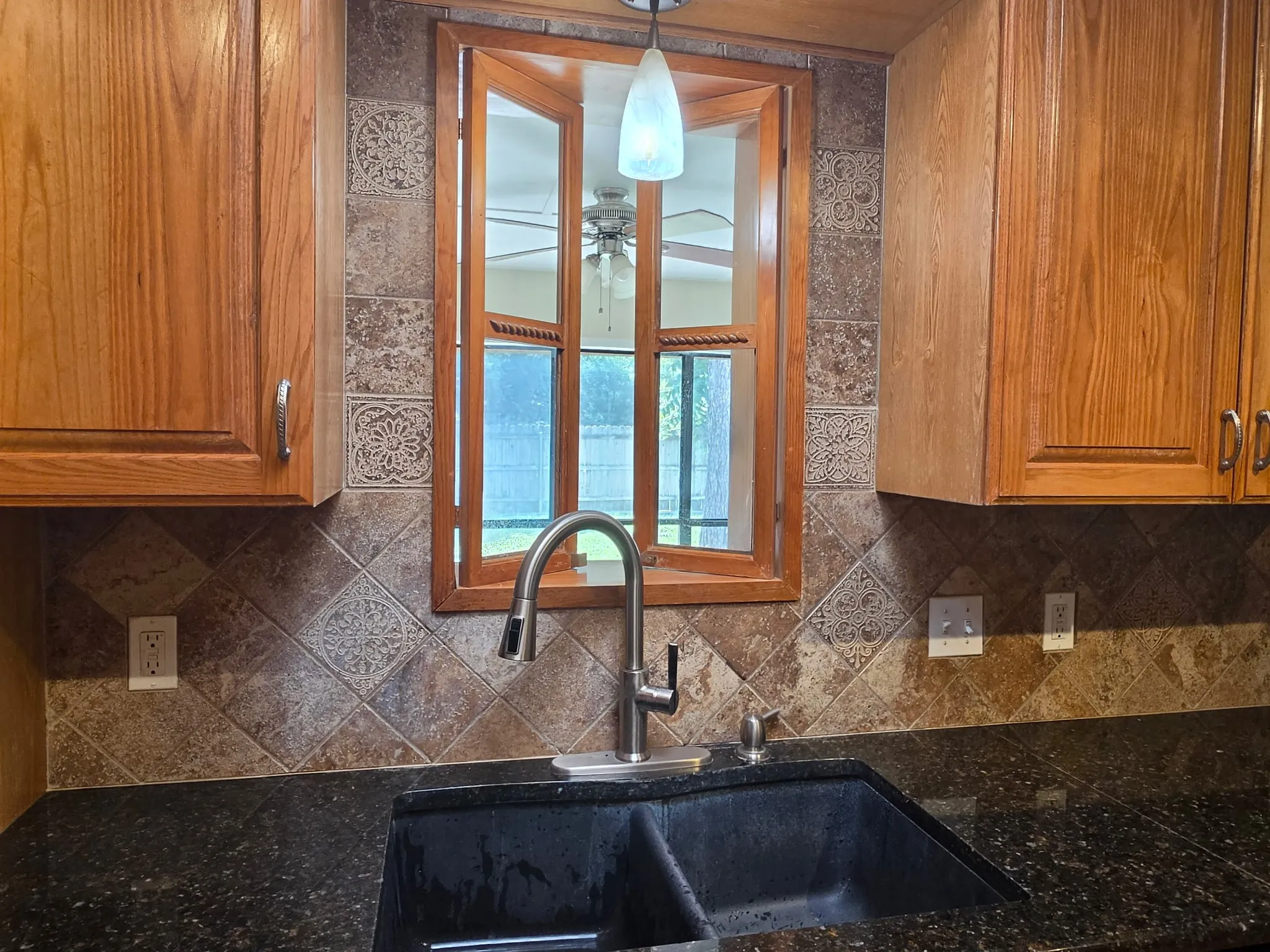 Single Family Residence For Sale in Brown County , 2404 Monticello Street, Brownwood, Texas 76801, 3 Bedroom, 3 Bathroom, 2 Garage spaces, 2,499 Sqft, built in 1973, mls#21311851, Real Estate Agent in Brownwood, Homes For Sale in Brown county, Homes For Sale in Brownwood, Realtor in Brownwood Texas, Real Estate Brokerage Independent Realty Texas, Luminita Cordes Realtor