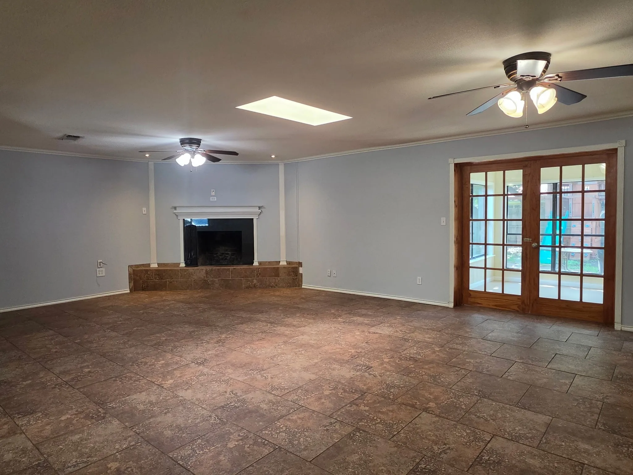 Single Family Residence For Sale in Brown County , 2404 Monticello Street, Brownwood, Texas 76801, 3 Bedroom, 3 Bathroom, 2 Garage spaces, 2,499 Sqft, built in 1973, mls#21311851, Real Estate Agent in Brownwood, Homes For Sale in Brown county, Homes For Sale in Brownwood, Realtor in Brownwood Texas, Real Estate Brokerage Independent Realty Texas, Luminita Cordes Realtor