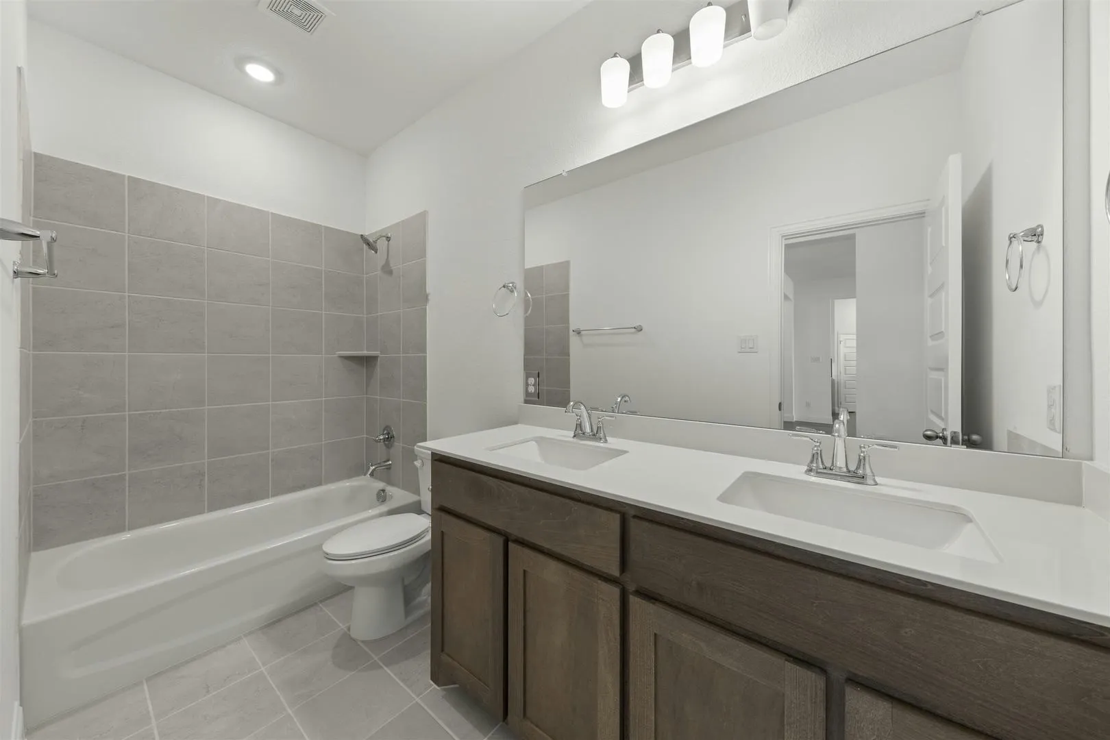 Single Family Residence For Sale in Ellis County , 313 Hollingsworth Lane, Glenn Heights, Texas 75154, 4 Bedroom, 3 Bathroom, 3 Garage spaces, 3,025 Sqft, built in 2024, Price $616,195, mls#21311841, Real Estate Agent in Glenn Heights, Homes For Sale in Ellis county, Homes For Sale in Glenn Heights, Realtor in Glenn Heights Texas, Real Estate Brokerage Independent Realty Texas, Luminita Cordes Realtor