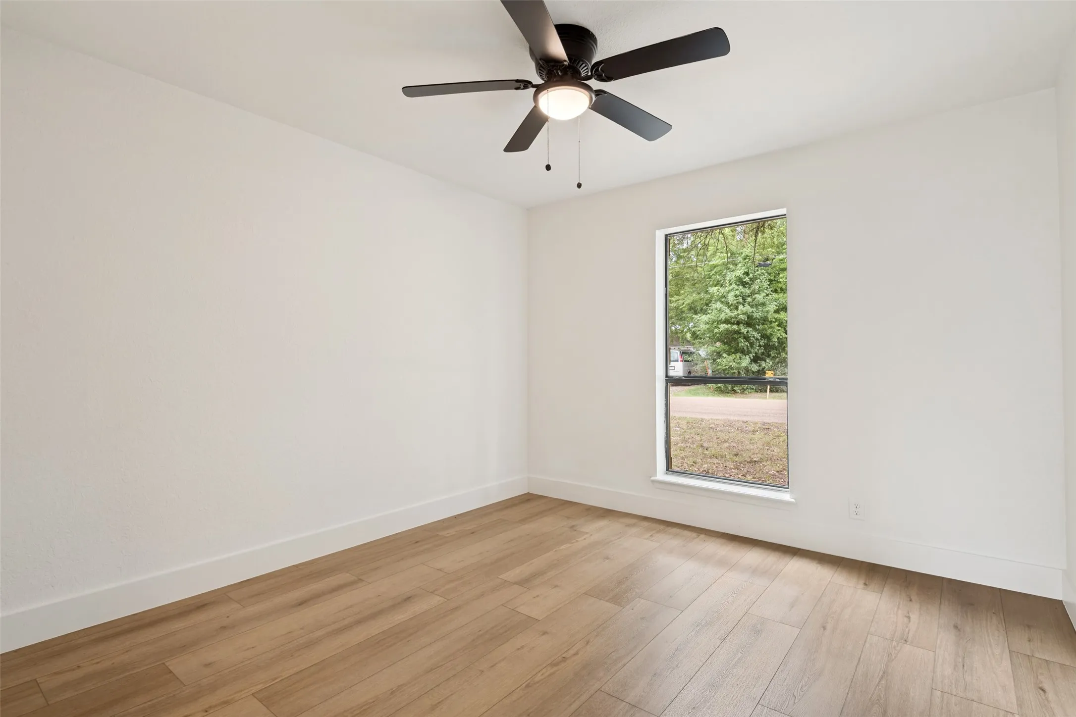 Single Family Residence For Sale in Kaufman County , 221 N 1st Street, Mabank, Texas 75147, 3 Bedroom, 2 Bathroom, Garage spaces, 1,466 Sqft, built in 1984, mls#21311858, Real Estate Agent in Mabank, Homes For Sale in Kaufman county, Homes For Sale in Mabank, Realtor in Mabank Texas, Real Estate Brokerage Independent Realty Texas, Luminita Cordes Realtor