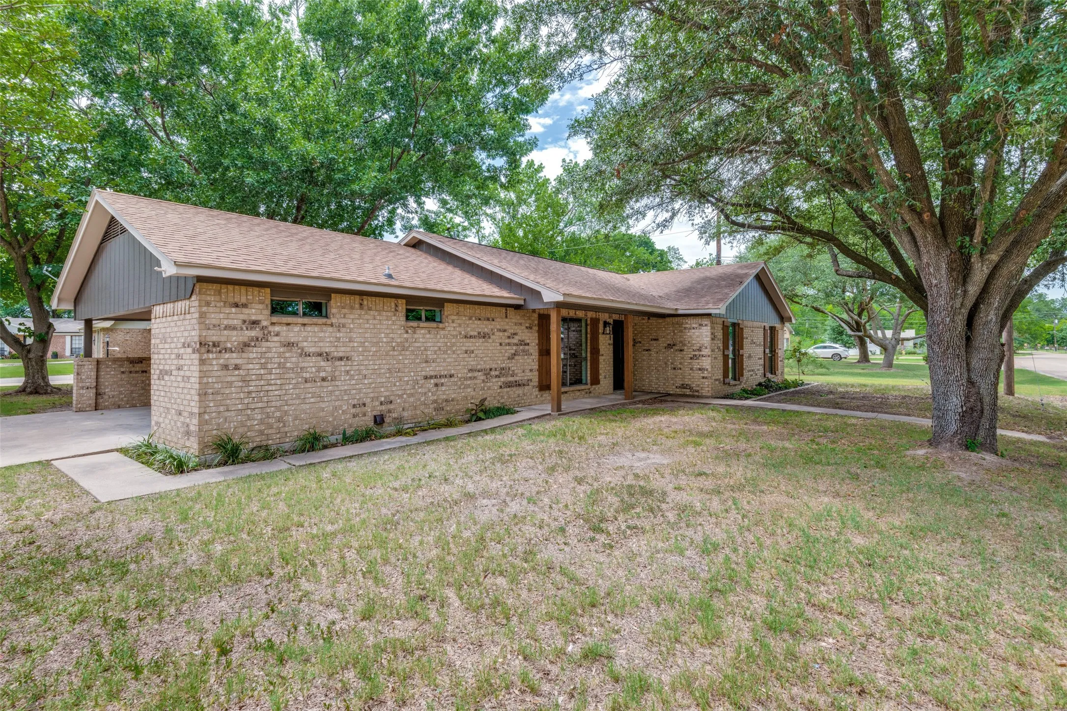 Single Family Residence For Sale in Kaufman County , 221 N 1st Street, Mabank, Texas 75147, 3 Bedroom, 2 Bathroom, Garage spaces, 1,466 Sqft, built in 1984, mls#21311858, Real Estate Agent in Mabank, Homes For Sale in Kaufman county, Homes For Sale in Mabank, Realtor in Mabank Texas, Real Estate Brokerage Independent Realty Texas, Luminita Cordes Realtor