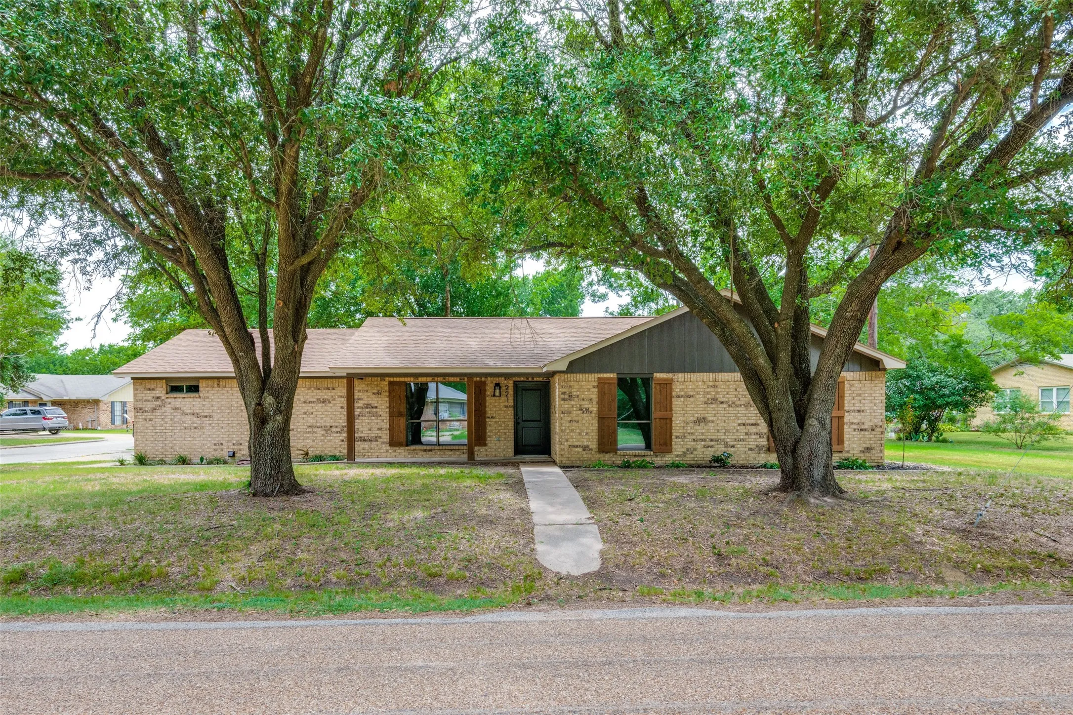 Single Family Residence For Sale in Kaufman County , 221 N 1st Street, Mabank, Texas 75147, 3 Bedroom, 2 Bathroom, Garage spaces, 1,466 Sqft, built in 1984, mls#21311858, Real Estate Agent in Mabank, Homes For Sale in Kaufman county, Homes For Sale in Mabank, Realtor in Mabank Texas, Real Estate Brokerage Independent Realty Texas, Luminita Cordes Realtor