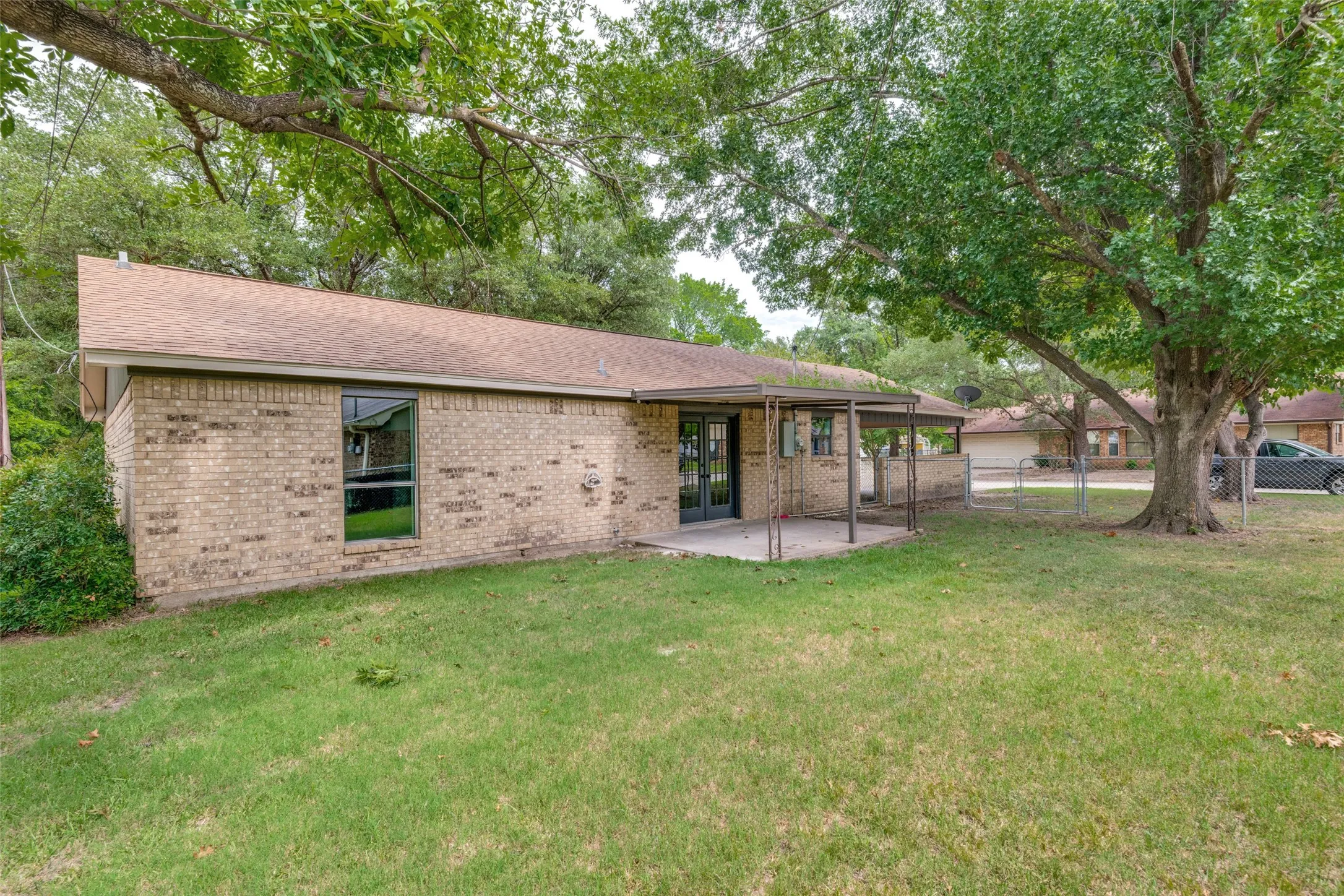 Single Family Residence For Sale in Kaufman County , 221 N 1st Street, Mabank, Texas 75147, 3 Bedroom, 2 Bathroom, Garage spaces, 1,466 Sqft, built in 1984, mls#21311858, Real Estate Agent in Mabank, Homes For Sale in Kaufman county, Homes For Sale in Mabank, Realtor in Mabank Texas, Real Estate Brokerage Independent Realty Texas, Luminita Cordes Realtor