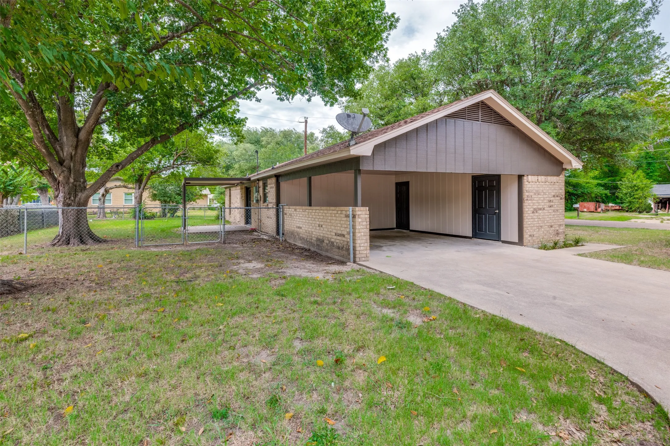 Single Family Residence For Sale in Kaufman County , 221 N 1st Street, Mabank, Texas 75147, 3 Bedroom, 2 Bathroom, Garage spaces, 1,466 Sqft, built in 1984, mls#21311858, Real Estate Agent in Mabank, Homes For Sale in Kaufman county, Homes For Sale in Mabank, Realtor in Mabank Texas, Real Estate Brokerage Independent Realty Texas, Luminita Cordes Realtor