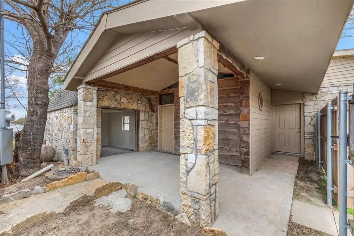 Single Family Residence For Sale in Hood County , 4017 Marana Drive, Granbury, Texas 76048, 5 Bedroom, 4 Bathroom, 3 Garage spaces, 2,892 Sqft, built in 1980, mls#21311881, Real Estate Agent in Granbury, Homes For Sale in Hood county, Homes For Sale in Granbury, Realtor in Granbury Texas, Real Estate Brokerage Independent Realty Texas, Luminita Cordes Realtor