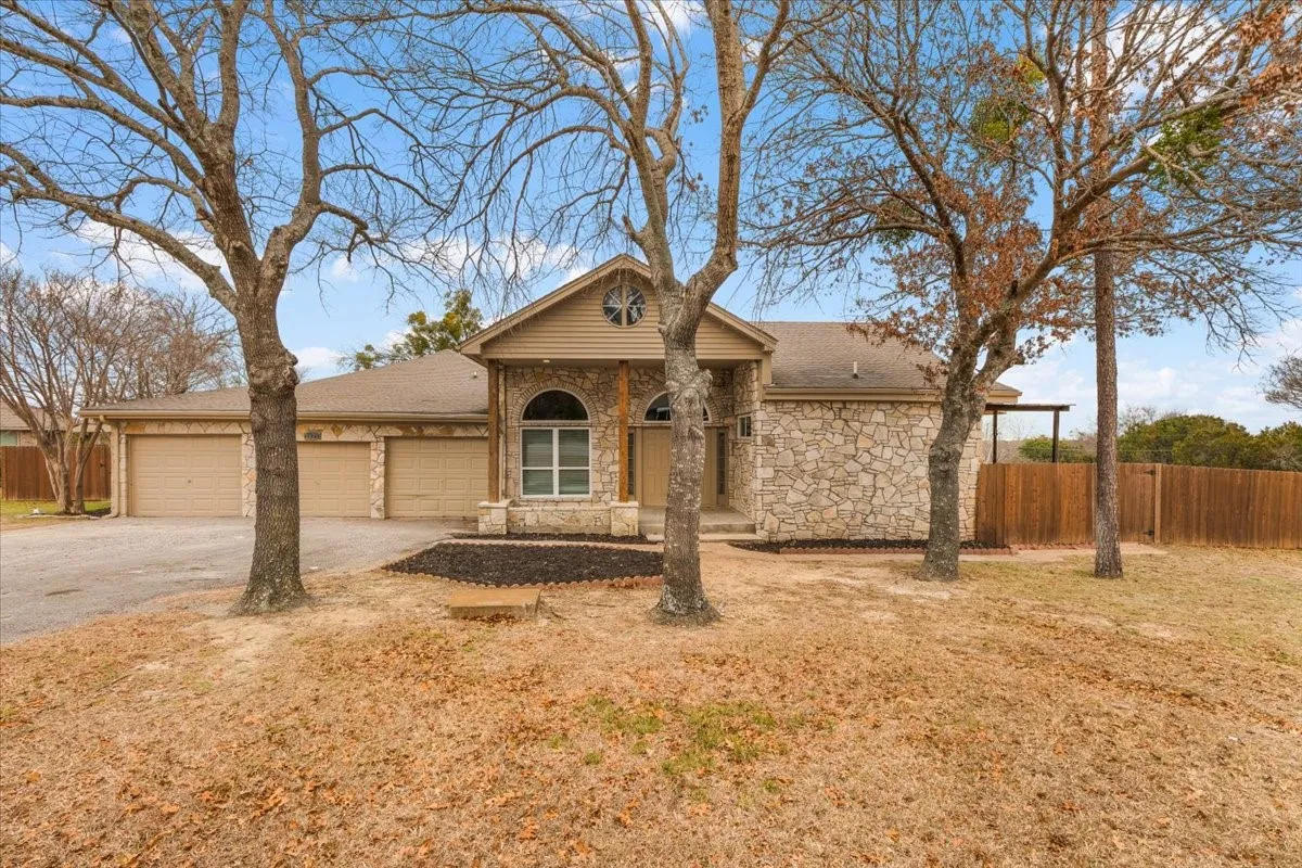 Single Family Residence For Sale in Hood County , 4017 Marana Drive, Granbury, Texas 76048, 5 Bedroom, 4 Bathroom, 3 Garage spaces, 2,892 Sqft, built in 1980, mls#21311881, Real Estate Agent in Granbury, Homes For Sale in Hood county, Homes For Sale in Granbury, Realtor in Granbury Texas, Real Estate Brokerage Independent Realty Texas, Luminita Cordes Realtor