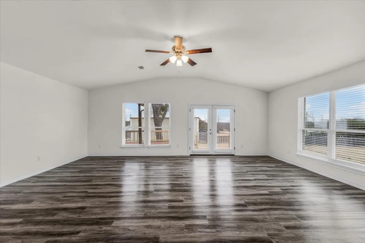 Single Family Residence For Sale in Hood County , 4017 Marana Drive, Granbury, Texas 76048, 5 Bedroom, 4 Bathroom, 3 Garage spaces, 2,892 Sqft, built in 1980, mls#21311881, Real Estate Agent in Granbury, Homes For Sale in Hood county, Homes For Sale in Granbury, Realtor in Granbury Texas, Real Estate Brokerage Independent Realty Texas, Luminita Cordes Realtor
