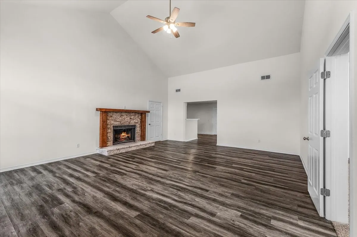 Single Family Residence For Sale in Hood County , 4017 Marana Drive, Granbury, Texas 76048, 5 Bedroom, 4 Bathroom, 3 Garage spaces, 2,892 Sqft, built in 1980, mls#21311881, Real Estate Agent in Granbury, Homes For Sale in Hood county, Homes For Sale in Granbury, Realtor in Granbury Texas, Real Estate Brokerage Independent Realty Texas, Luminita Cordes Realtor