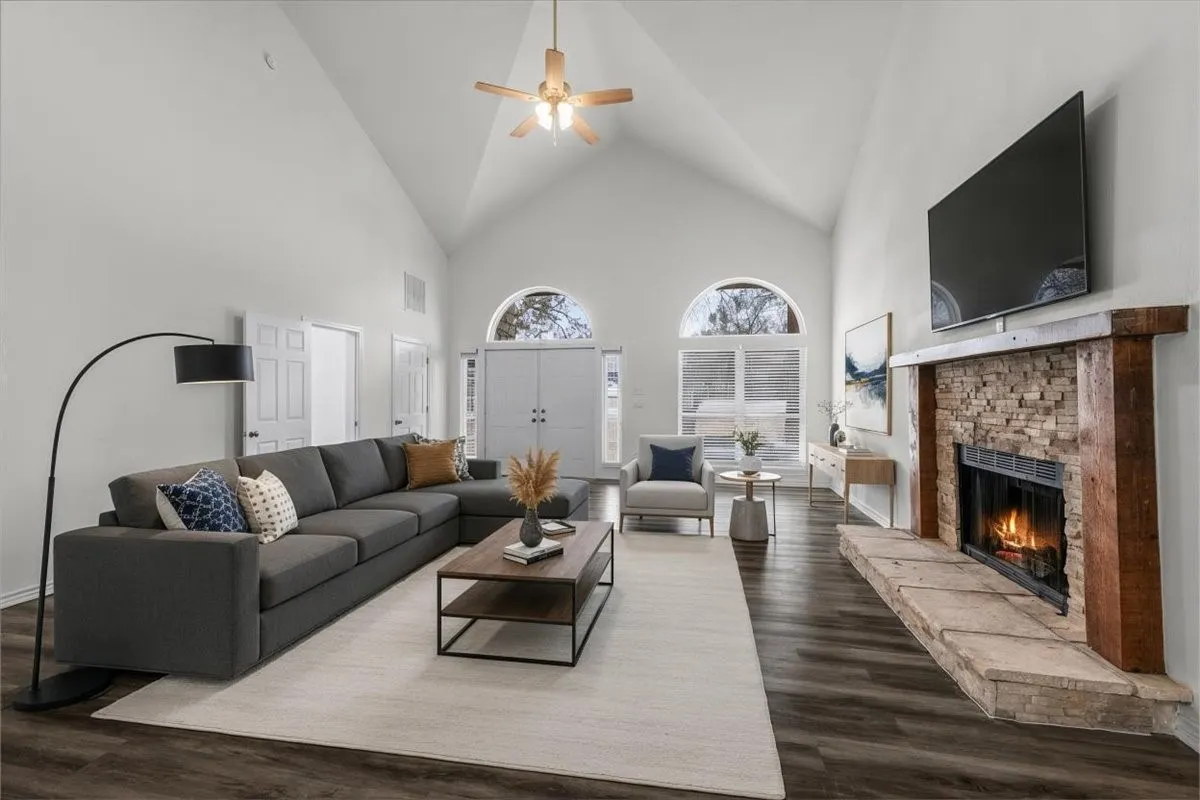 Single Family Residence For Sale in Hood County , 4017 Marana Drive, Granbury, Texas 76048, 5 Bedroom, 4 Bathroom, 3 Garage spaces, 2,892 Sqft, built in 1980, mls#21311881, Real Estate Agent in Granbury, Homes For Sale in Hood county, Homes For Sale in Granbury, Realtor in Granbury Texas, Real Estate Brokerage Independent Realty Texas, Luminita Cordes Realtor