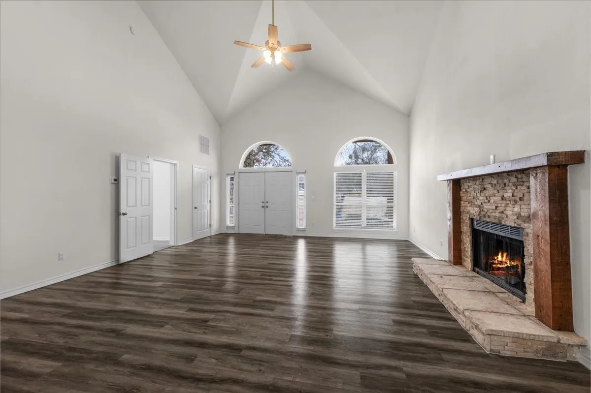 Single Family Residence For Sale in Hood County , 4017 Marana Drive, Granbury, Texas 76048, 5 Bedroom, 4 Bathroom, 3 Garage spaces, 2,892 Sqft, built in 1980, mls#21311881, Real Estate Agent in Granbury, Homes For Sale in Hood county, Homes For Sale in Granbury, Realtor in Granbury Texas, Real Estate Brokerage Independent Realty Texas, Luminita Cordes Realtor