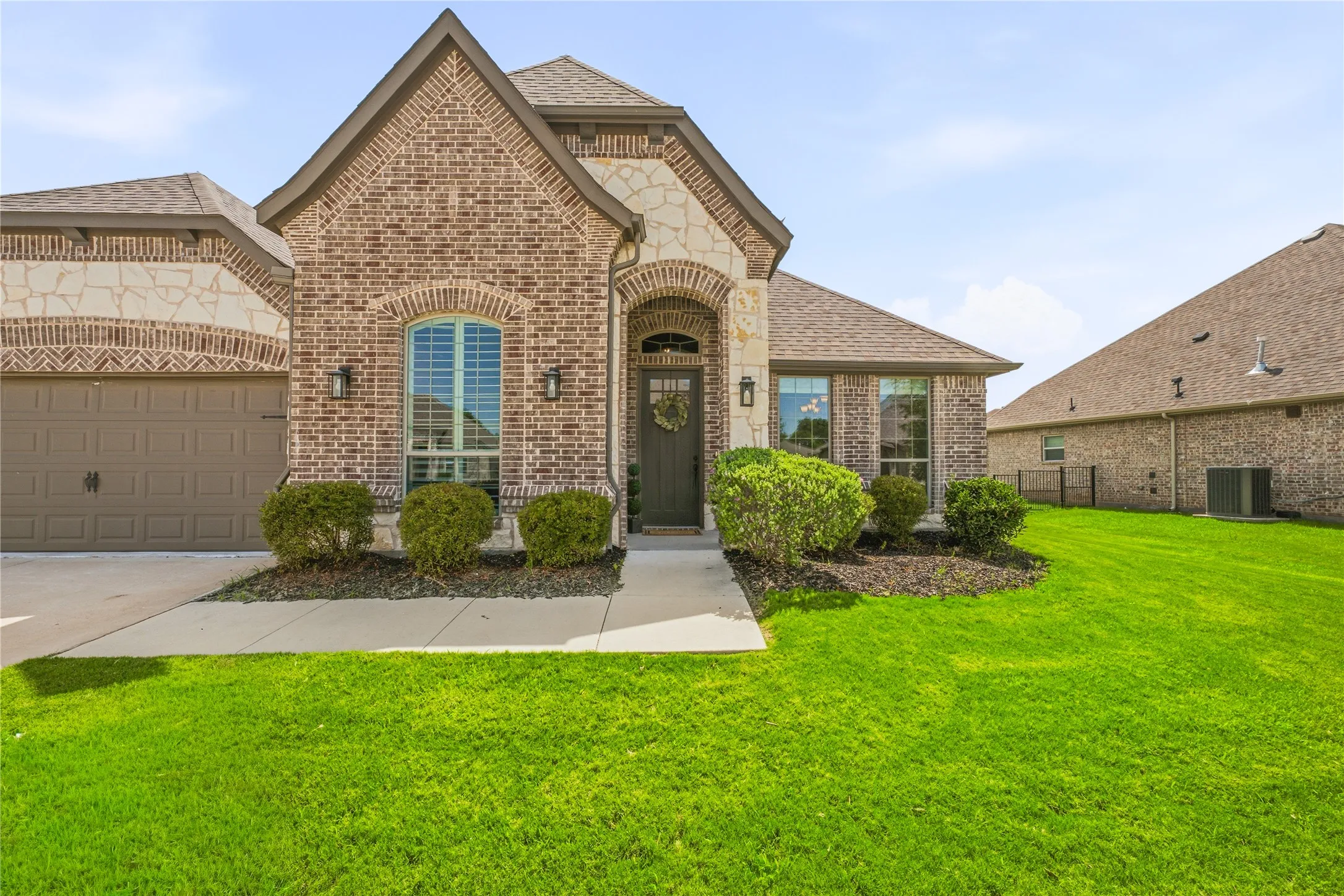 Single Family Residence For Sale in Hood County , 1086 Mickelson Drive, Granbury, Texas 76048, 4 Bedroom, 3 Bathroom, 2 Garage spaces, 2,665 Sqft, built in 2021, mls#21309882, Real Estate Agent in Granbury, Homes For Sale in Hood county, Homes For Sale in Granbury, Realtor in Granbury Texas, Real Estate Brokerage Independent Realty Texas, Luminita Cordes Realtor