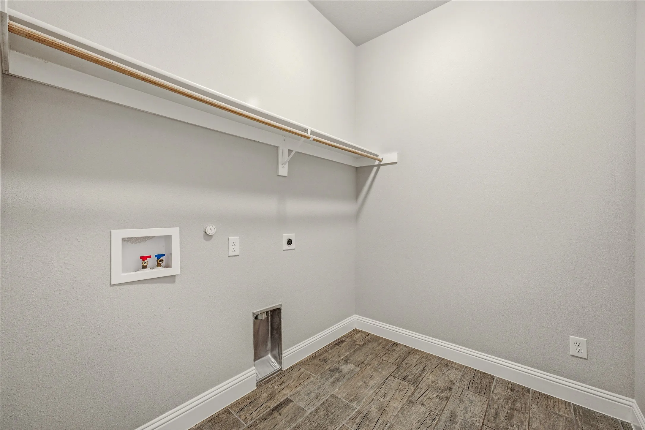 Single Family Residence For Sale in Hood County , 1086 Mickelson Drive, Granbury, Texas 76048, 4 Bedroom, 3 Bathroom, 2 Garage spaces, 2,665 Sqft, built in 2021, mls#21309882, Real Estate Agent in Granbury, Homes For Sale in Hood county, Homes For Sale in Granbury, Realtor in Granbury Texas, Real Estate Brokerage Independent Realty Texas, Luminita Cordes Realtor