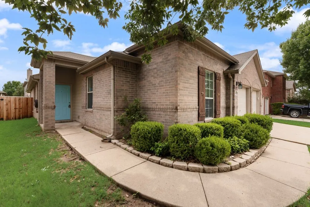 Single Family Residence For Sale in Denton County , 1234 Mallard Creek, Aubrey, Texas 76227, 4 Bedroom, 2 Bathroom, 2 Garage spaces, 1,861 Sqft, built in 2003, mls#21311871, Real Estate Agent in Aubrey, Homes For Sale in Denton county, Homes For Sale in Aubrey, Realtor in Aubrey Texas, Real Estate Brokerage Independent Realty Texas, Luminita Cordes Realtor