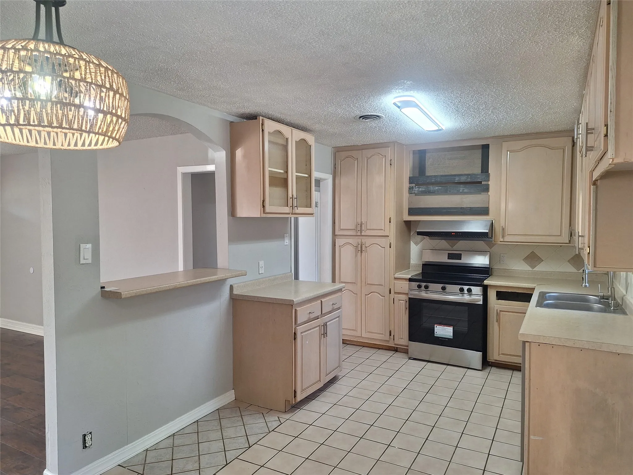 Single Family Residence For Rent in Tarrant County , 1225 Harrison Lane, Hurst, Texas 76053, 3 Bedroom, 1 Bathroom, Garage spaces, 1,334 Sqft, built in 1957, mls#21308750, Real Estate Agent in Hurst, Homes For Rent in Tarrant county, Homes For Rent in Hurst, Realtor in Hurst Texas, Real Estate Brokerage Independent Realty Texas, Luminita Cordes Realtor