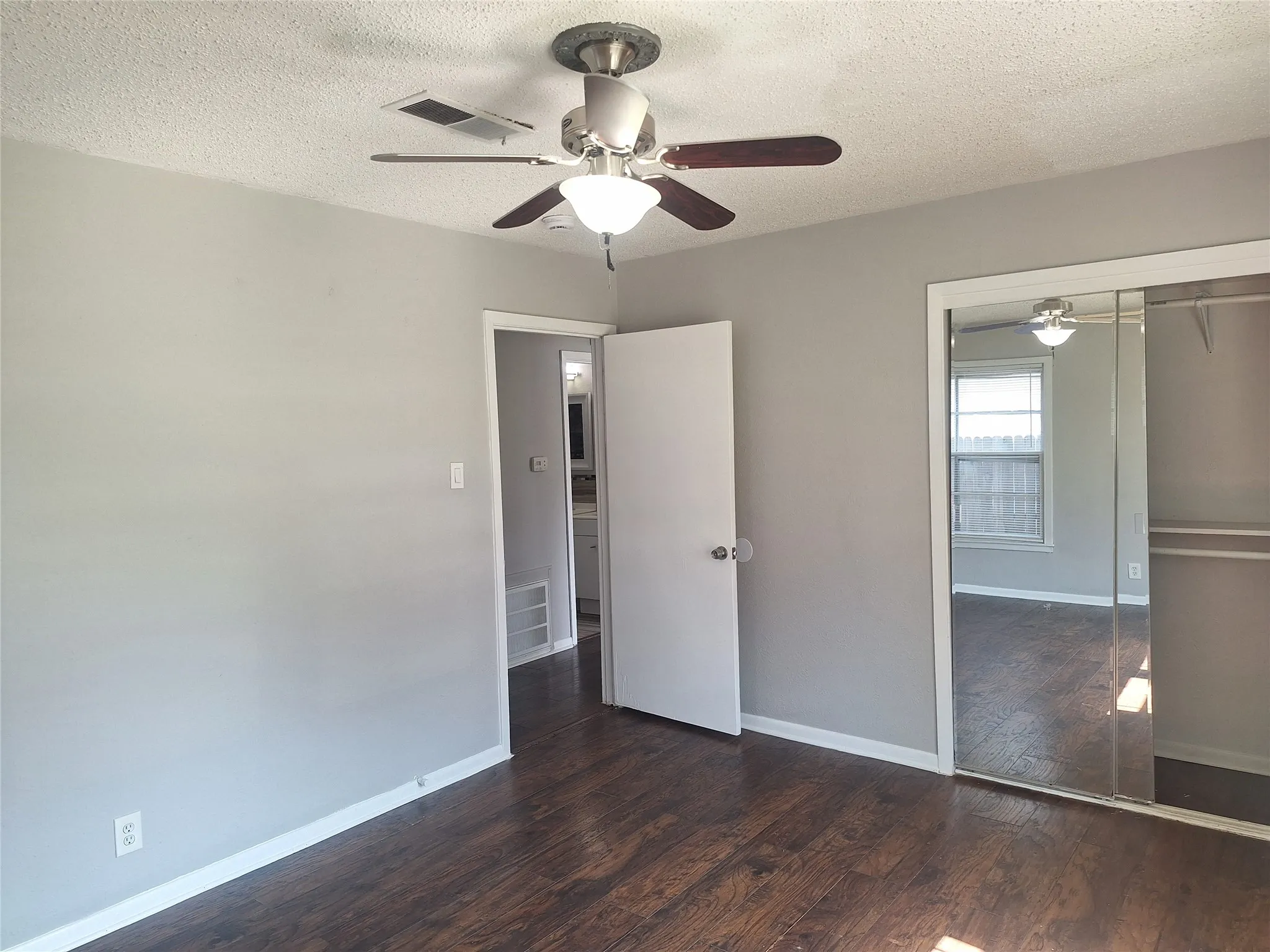 Single Family Residence For Rent in Tarrant County , 1225 Harrison Lane, Hurst, Texas 76053, 3 Bedroom, 1 Bathroom, Garage spaces, 1,334 Sqft, built in 1957, mls#21308750, Real Estate Agent in Hurst, Homes For Rent in Tarrant county, Homes For Rent in Hurst, Realtor in Hurst Texas, Real Estate Brokerage Independent Realty Texas, Luminita Cordes Realtor
