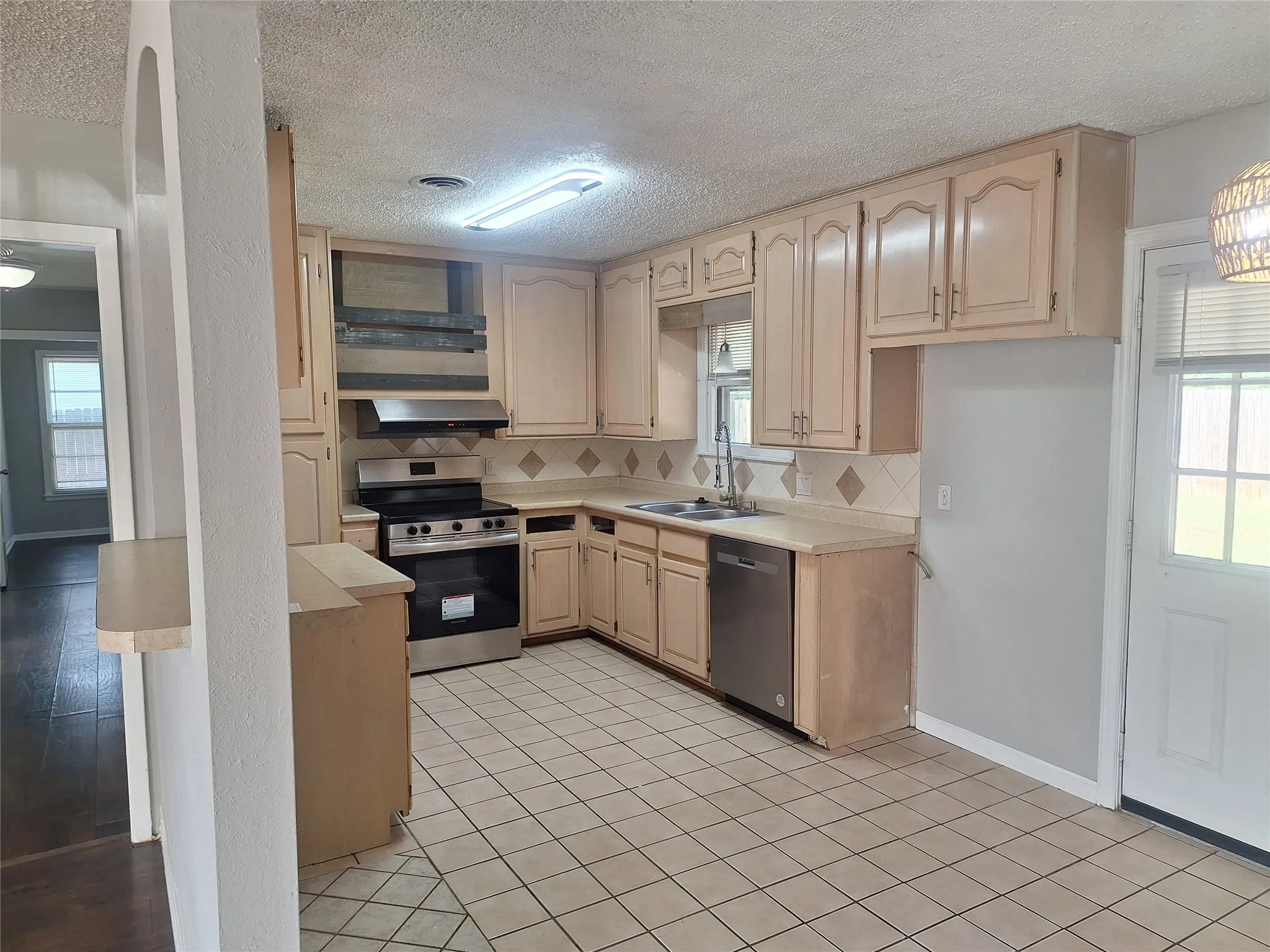 Single Family Residence For Rent in Tarrant County , 1225 Harrison Lane, Hurst, Texas 76053, 3 Bedroom, 1 Bathroom, Garage spaces, 1,334 Sqft, built in 1957, mls#21308750, Real Estate Agent in Hurst, Homes For Rent in Tarrant county, Homes For Rent in Hurst, Realtor in Hurst Texas, Real Estate Brokerage Independent Realty Texas, Luminita Cordes Realtor