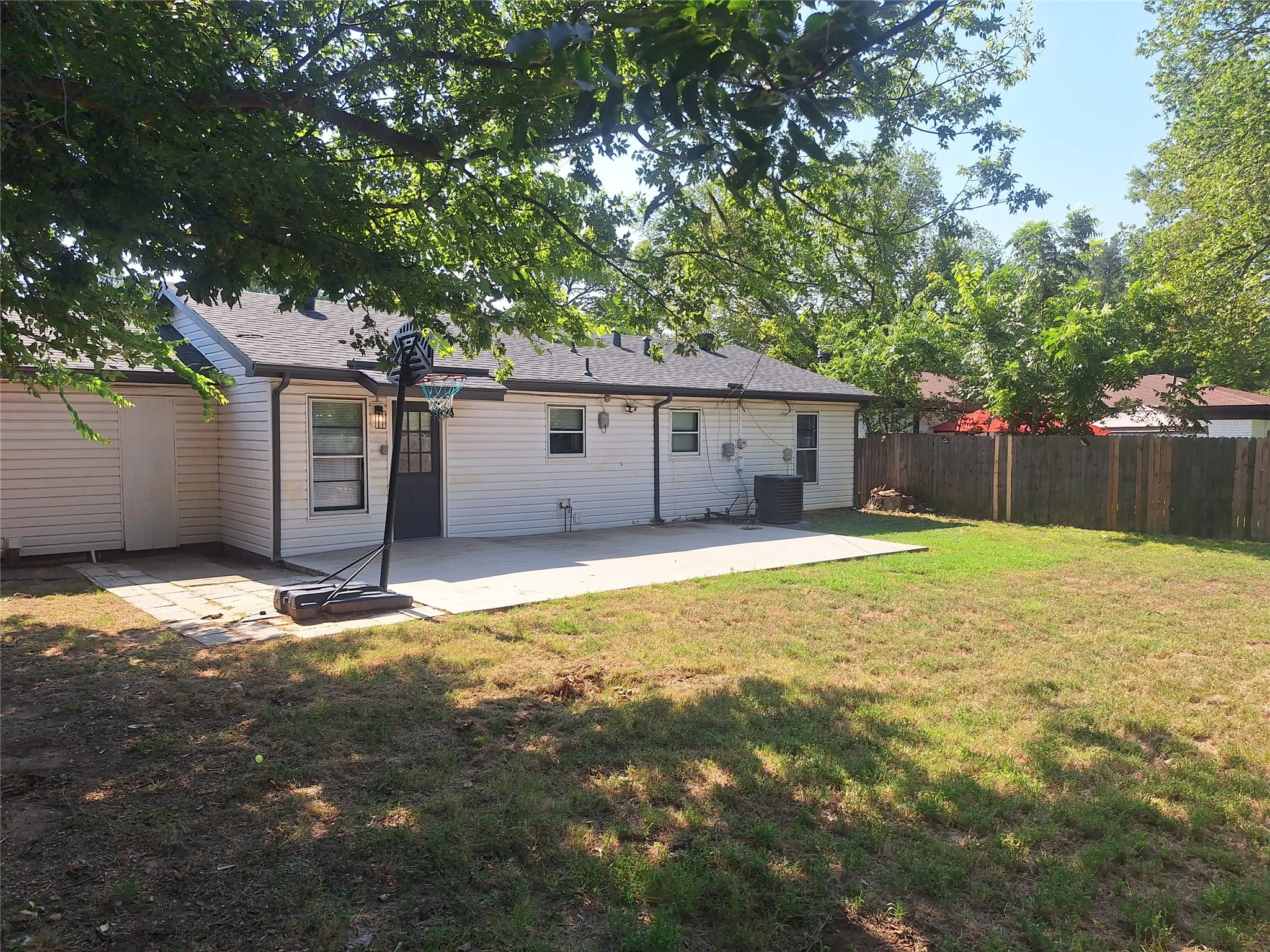 Single Family Residence For Rent in Tarrant County , 1225 Harrison Lane, Hurst, Texas 76053, 3 Bedroom, 1 Bathroom, Garage spaces, 1,334 Sqft, built in 1957, mls#21308750, Real Estate Agent in Hurst, Homes For Rent in Tarrant county, Homes For Rent in Hurst, Realtor in Hurst Texas, Real Estate Brokerage Independent Realty Texas, Luminita Cordes Realtor