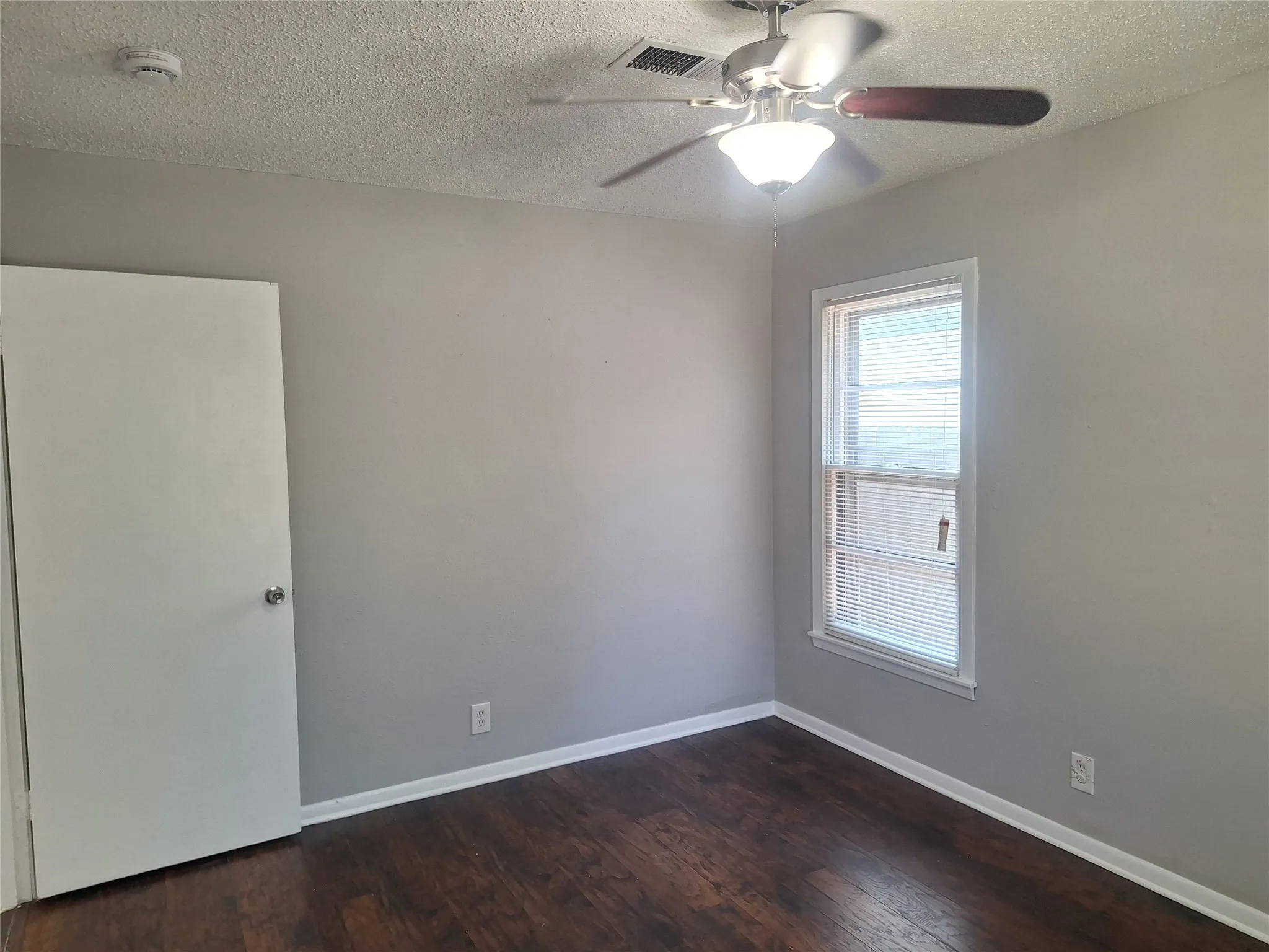 Single Family Residence For Rent in Tarrant County , 1225 Harrison Lane, Hurst, Texas 76053, 3 Bedroom, 1 Bathroom, Garage spaces, 1,334 Sqft, built in 1957, mls#21308750, Real Estate Agent in Hurst, Homes For Rent in Tarrant county, Homes For Rent in Hurst, Realtor in Hurst Texas, Real Estate Brokerage Independent Realty Texas, Luminita Cordes Realtor