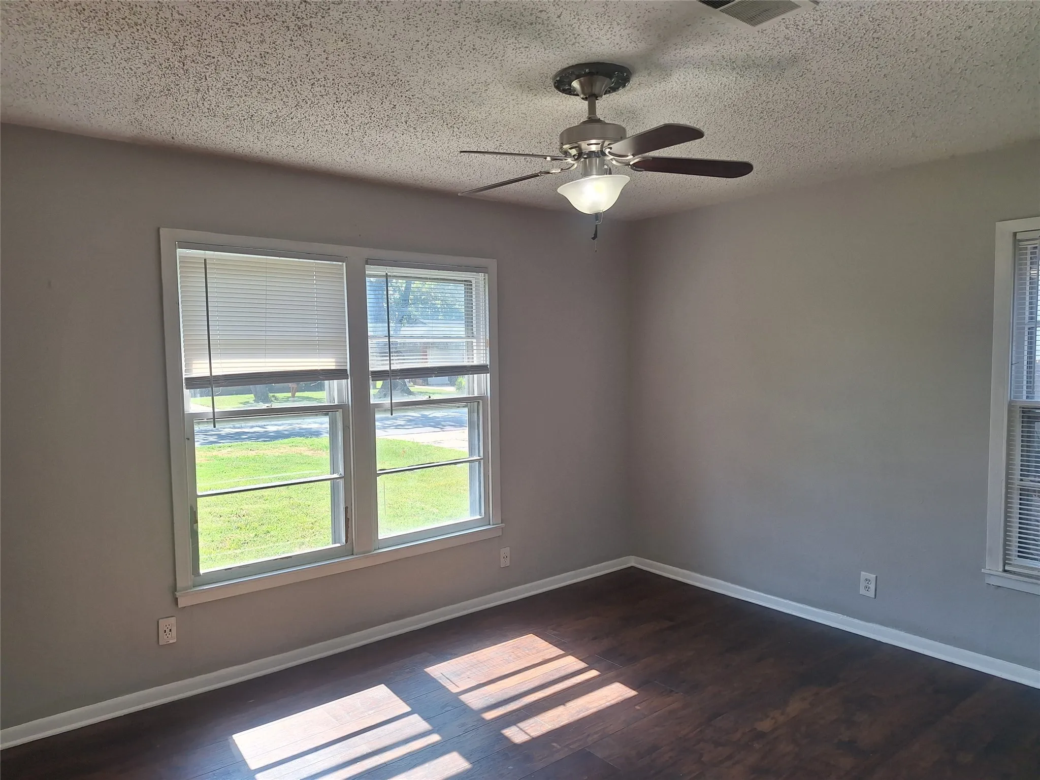 Single Family Residence For Rent in Tarrant County , 1225 Harrison Lane, Hurst, Texas 76053, 3 Bedroom, 1 Bathroom, Garage spaces, 1,334 Sqft, built in 1957, mls#21308750, Real Estate Agent in Hurst, Homes For Rent in Tarrant county, Homes For Rent in Hurst, Realtor in Hurst Texas, Real Estate Brokerage Independent Realty Texas, Luminita Cordes Realtor