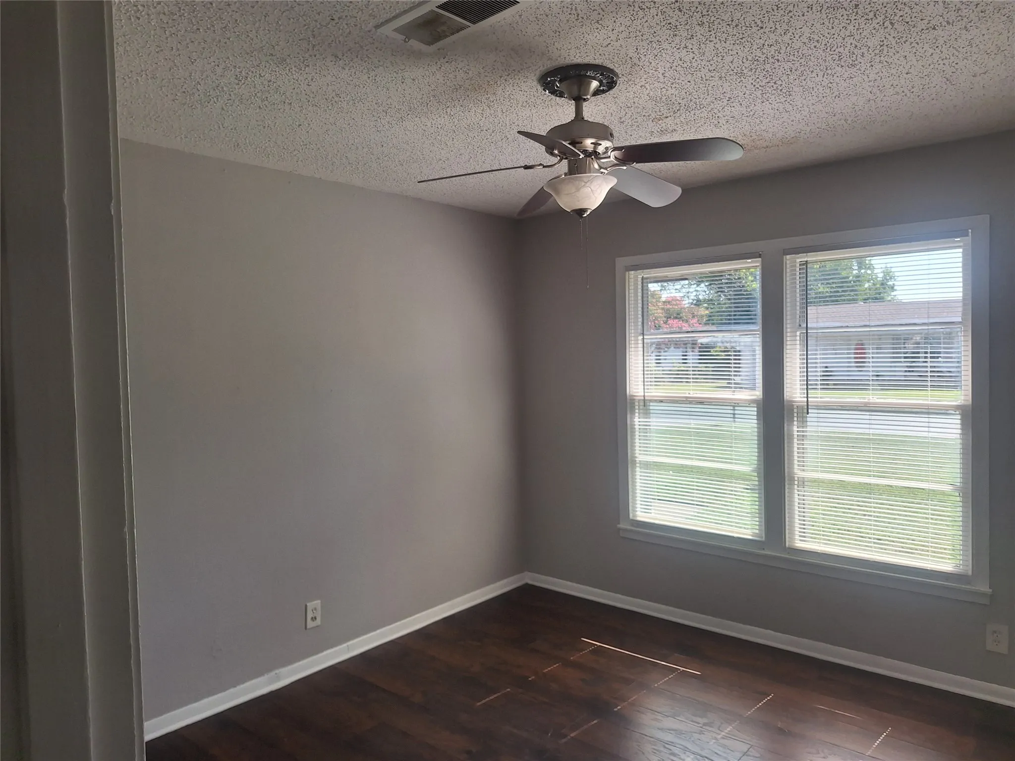 Single Family Residence For Rent in Tarrant County , 1225 Harrison Lane, Hurst, Texas 76053, 3 Bedroom, 1 Bathroom, Garage spaces, 1,334 Sqft, built in 1957, mls#21308750, Real Estate Agent in Hurst, Homes For Rent in Tarrant county, Homes For Rent in Hurst, Realtor in Hurst Texas, Real Estate Brokerage Independent Realty Texas, Luminita Cordes Realtor