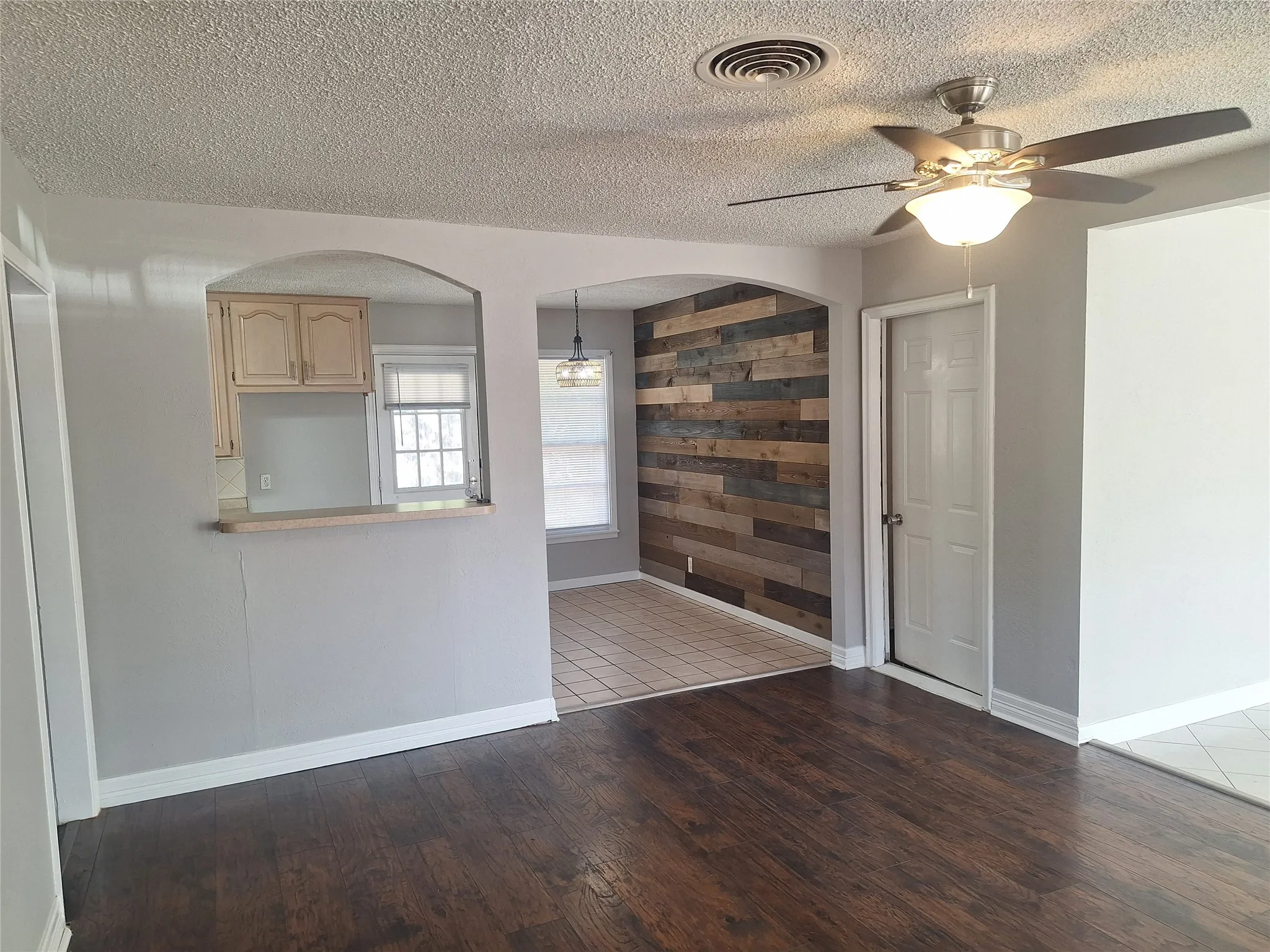 Single Family Residence For Rent in Tarrant County , 1225 Harrison Lane, Hurst, Texas 76053, 3 Bedroom, 1 Bathroom, Garage spaces, 1,334 Sqft, built in 1957, mls#21308750, Real Estate Agent in Hurst, Homes For Rent in Tarrant county, Homes For Rent in Hurst, Realtor in Hurst Texas, Real Estate Brokerage Independent Realty Texas, Luminita Cordes Realtor