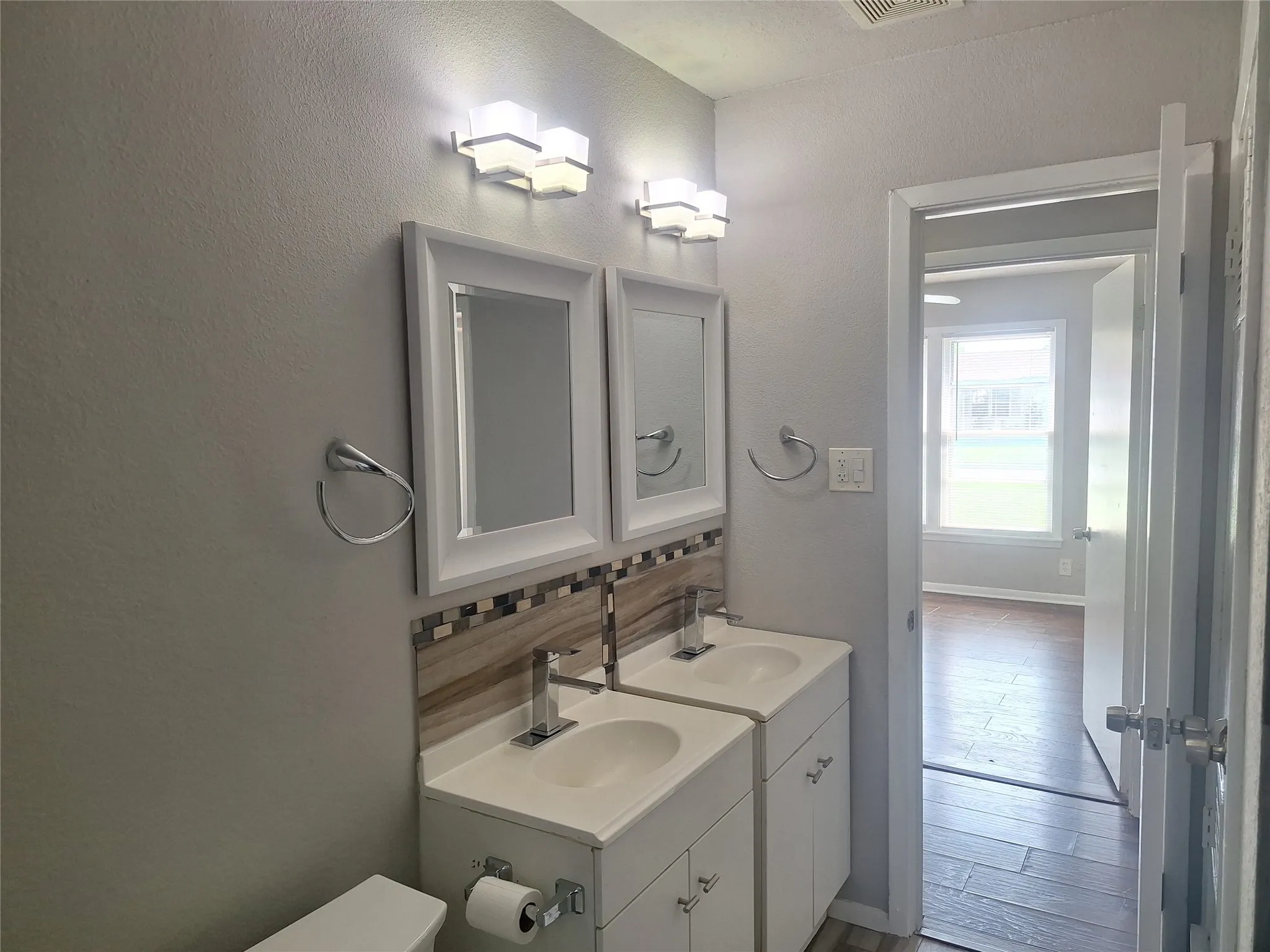 Single Family Residence For Rent in Tarrant County , 1225 Harrison Lane, Hurst, Texas 76053, 3 Bedroom, 1 Bathroom, Garage spaces, 1,334 Sqft, built in 1957, mls#21308750, Real Estate Agent in Hurst, Homes For Rent in Tarrant county, Homes For Rent in Hurst, Realtor in Hurst Texas, Real Estate Brokerage Independent Realty Texas, Luminita Cordes Realtor