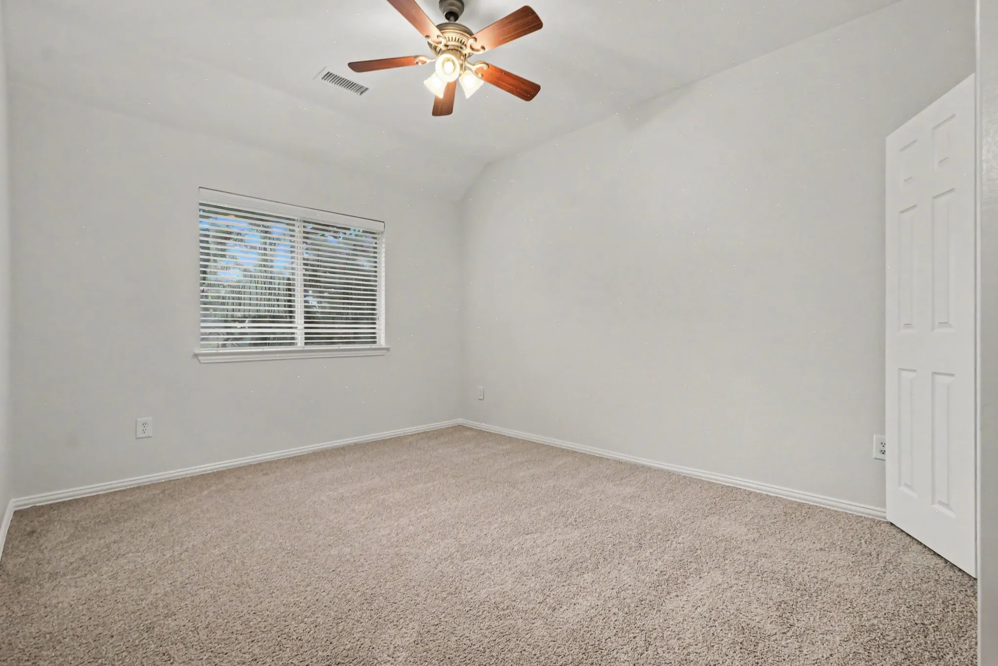 Single Family Residence For Sale in Denton County , 4111 Creek Hill Lane, Corinth, Texas 76208, 4 Bedroom, 3 Bathroom, 2 Garage spaces, 3,054 Sqft, built in 2003, mls#21311560, Real Estate Agent in Corinth, Homes For Sale in Denton county, Homes For Sale in Corinth, Realtor in Corinth Texas, Real Estate Brokerage Independent Realty Texas, Luminita Cordes Realtor