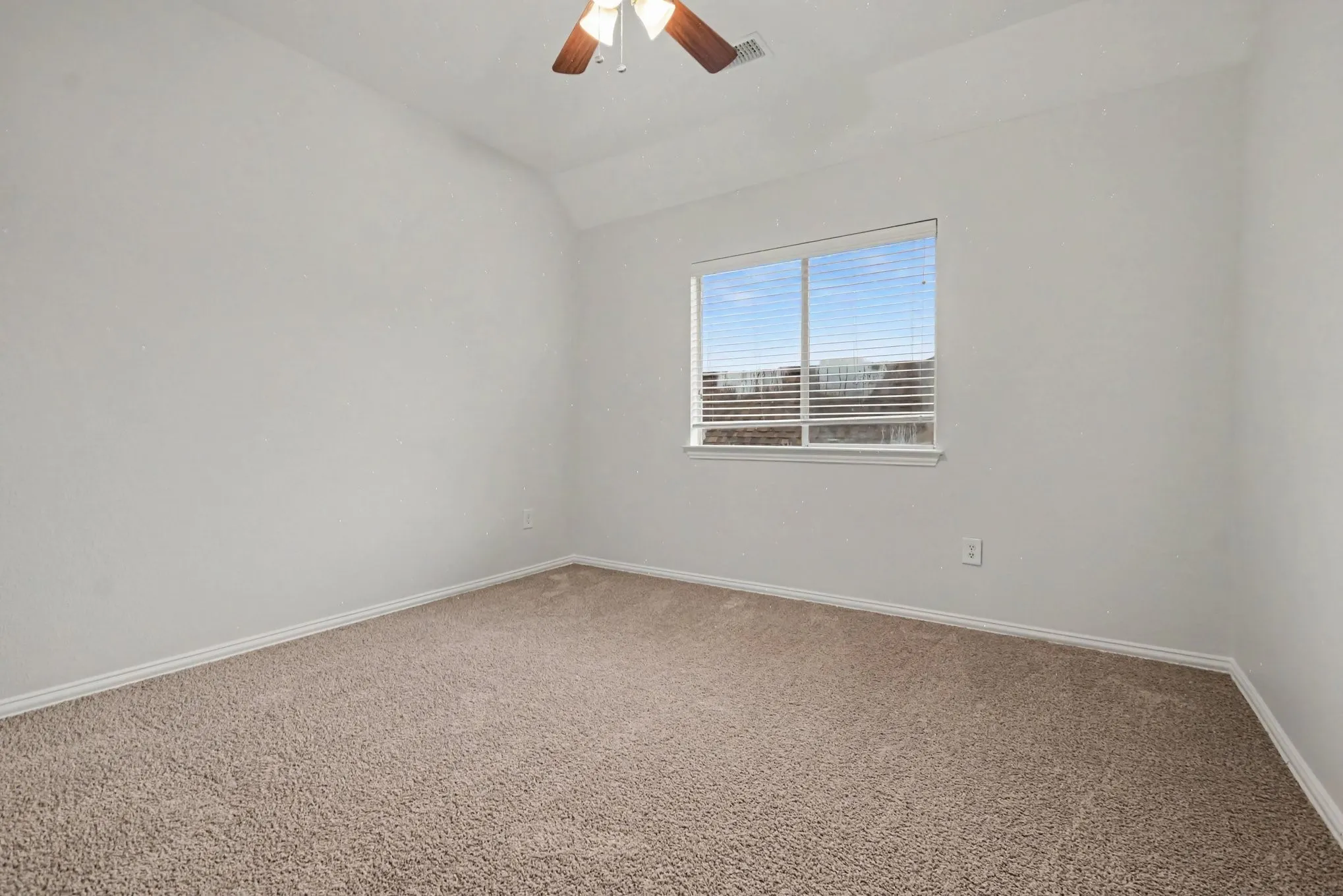 Single Family Residence For Sale in Denton County , 4111 Creek Hill Lane, Corinth, Texas 76208, 4 Bedroom, 3 Bathroom, 2 Garage spaces, 3,054 Sqft, built in 2003, mls#21311560, Real Estate Agent in Corinth, Homes For Sale in Denton county, Homes For Sale in Corinth, Realtor in Corinth Texas, Real Estate Brokerage Independent Realty Texas, Luminita Cordes Realtor